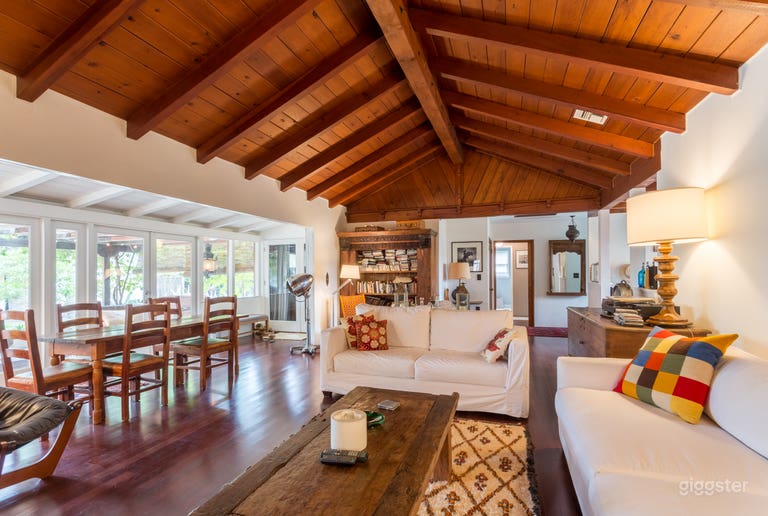  Vaulted Celings in Living Room 