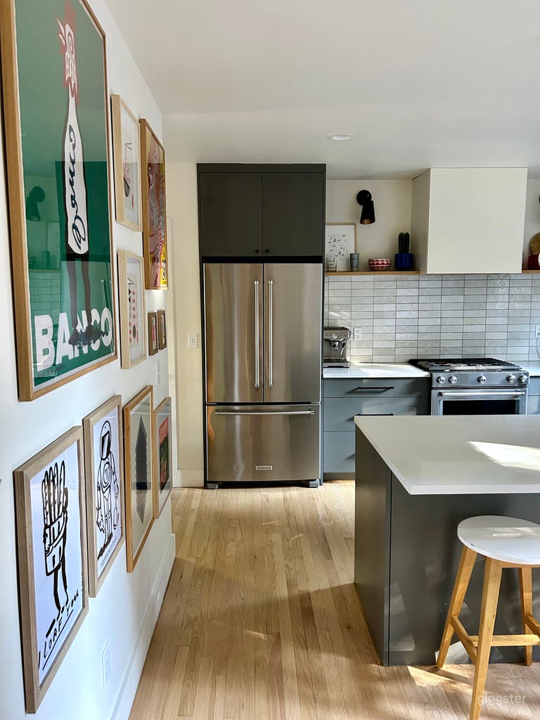  Bright & Modern Family Home 