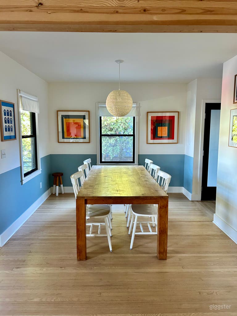  Bright & Modern Family Home 