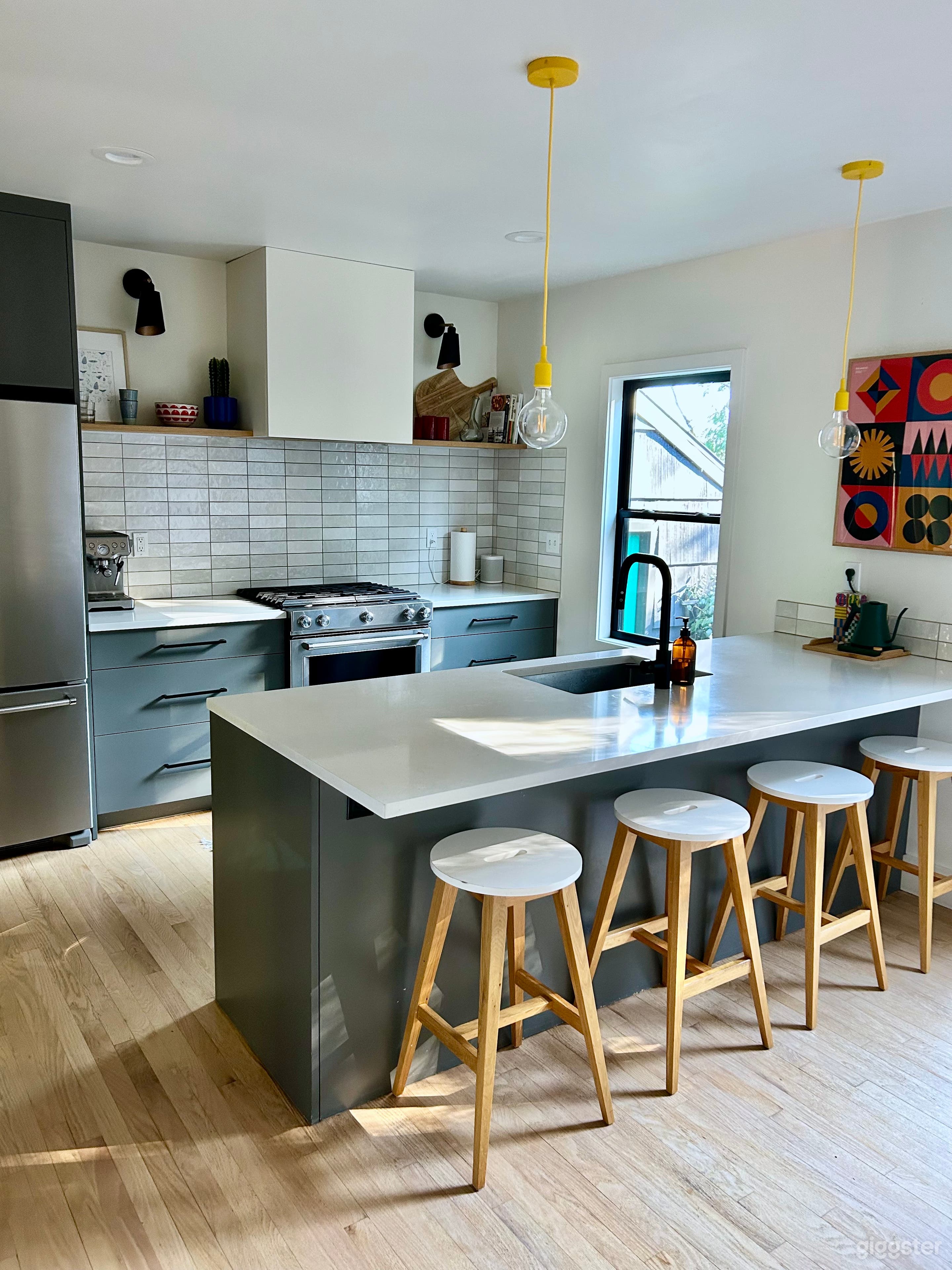 Bright &amp; Modern Family Home Photo 2