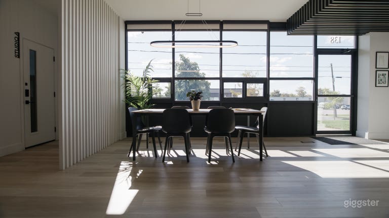  Sala de juntas East Toronto 600sqt con grandes ventanas 