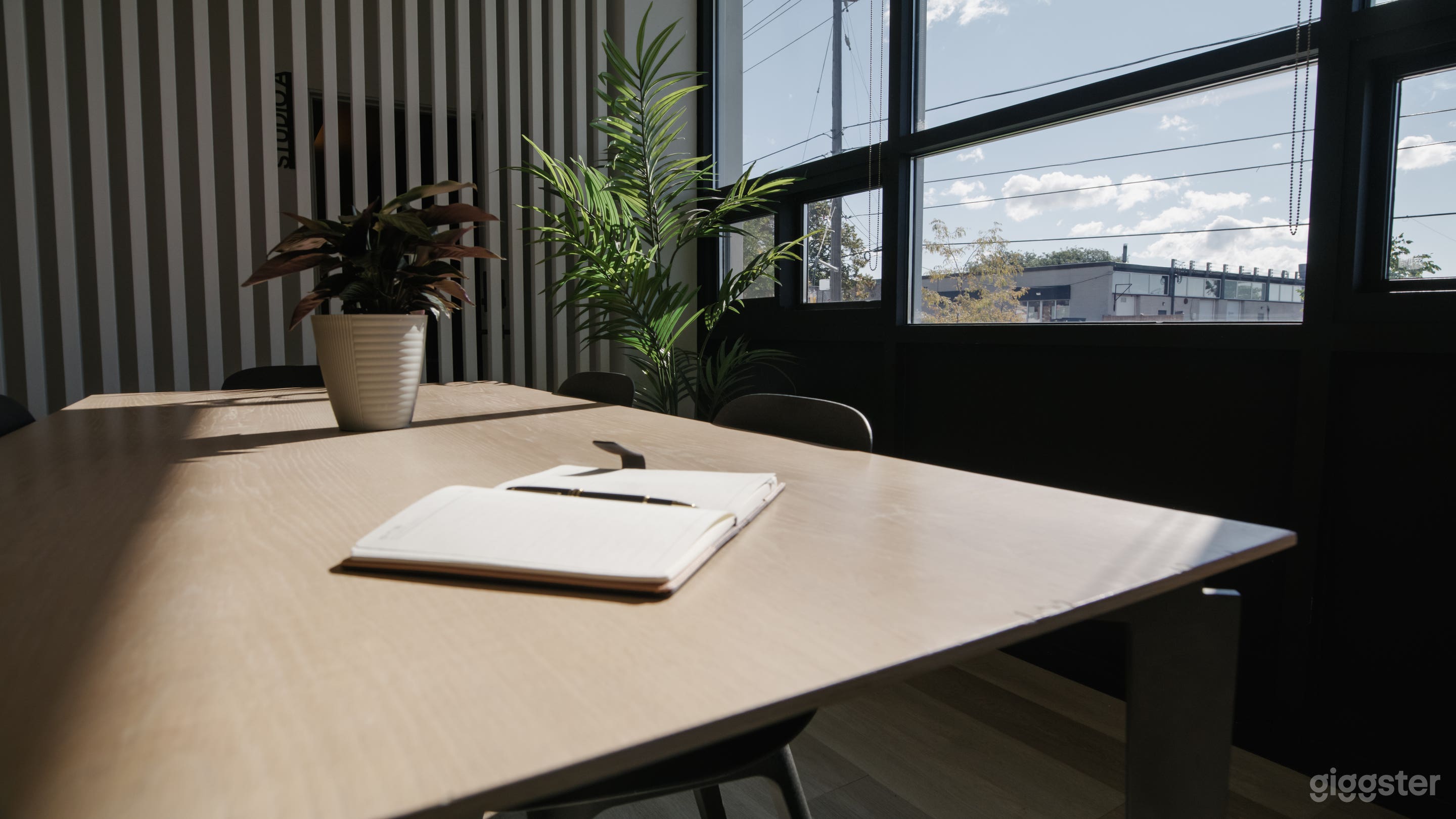 All Inclusive 600sqt Boardroom w Large Windows Photo 3