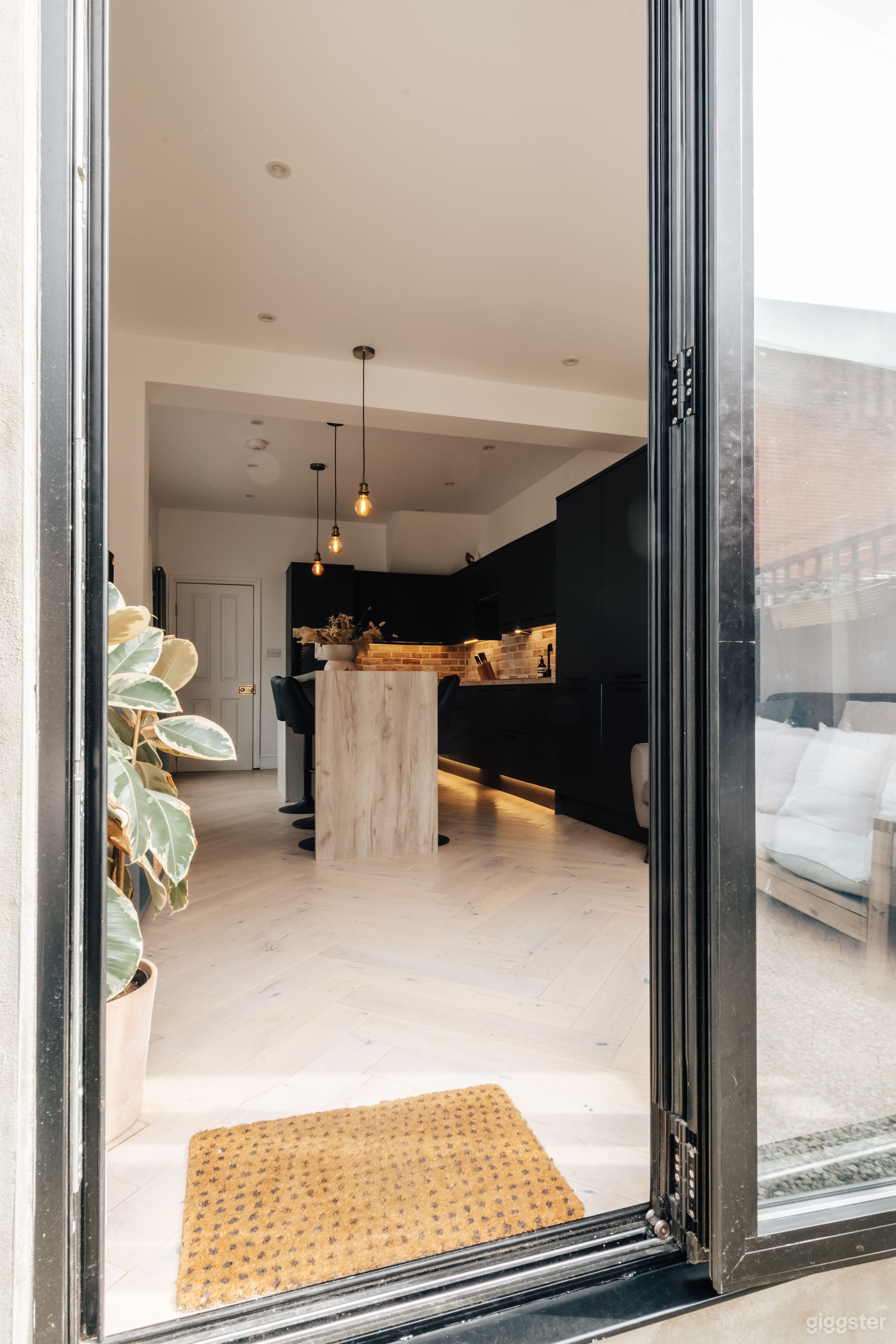 Modern House in London Photo 1