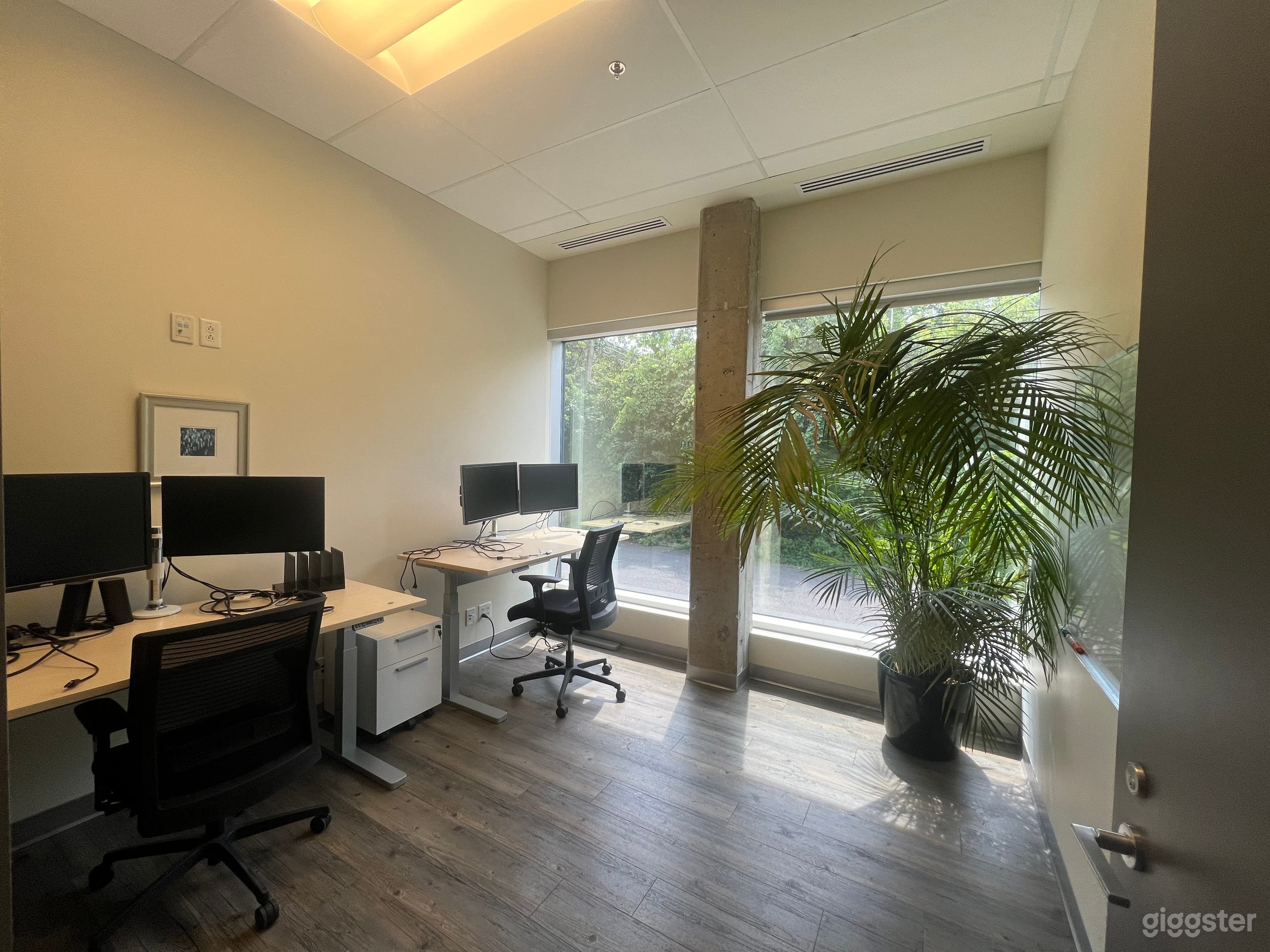 Conference room for 8 Photo 3