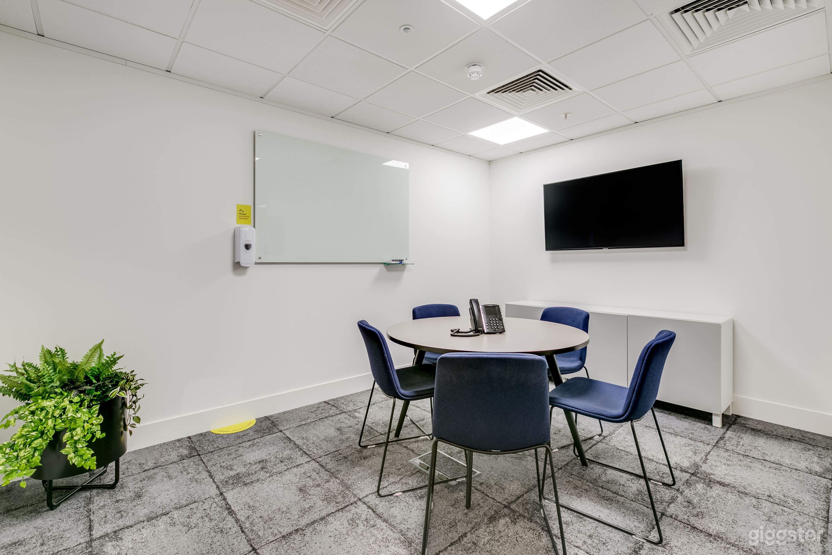 Huddle L4 West Meeting Room Photo 1