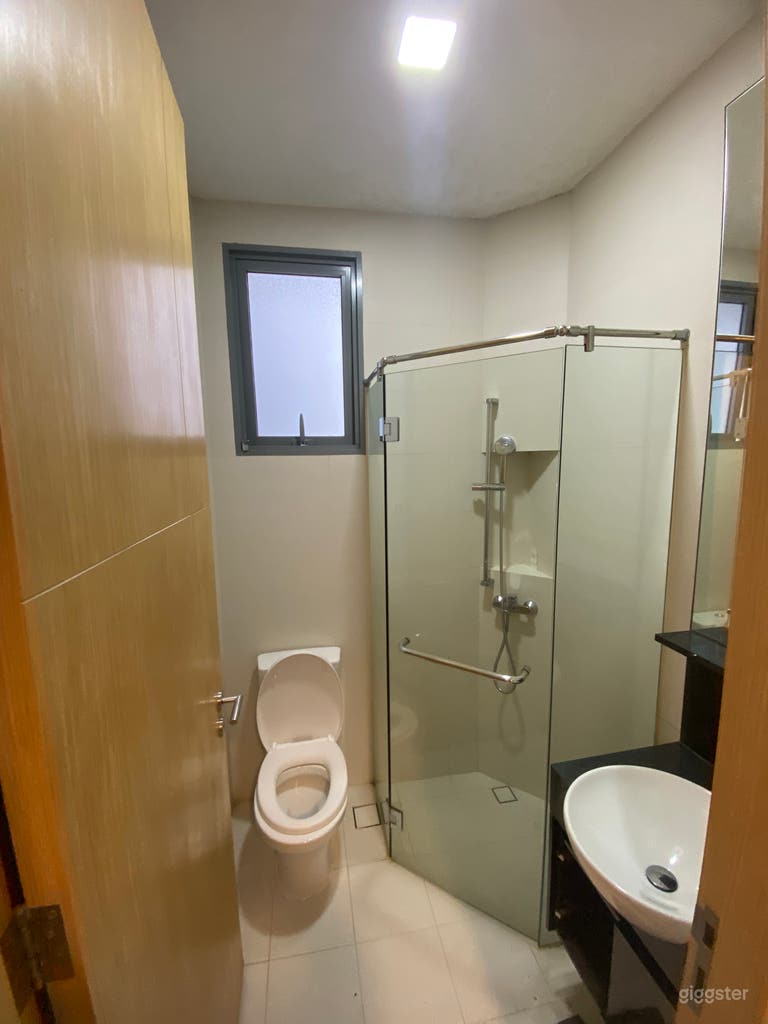  Apartamento Minimalista Moderno con Vistas Panorámicas a la Ciudad y Piscina 