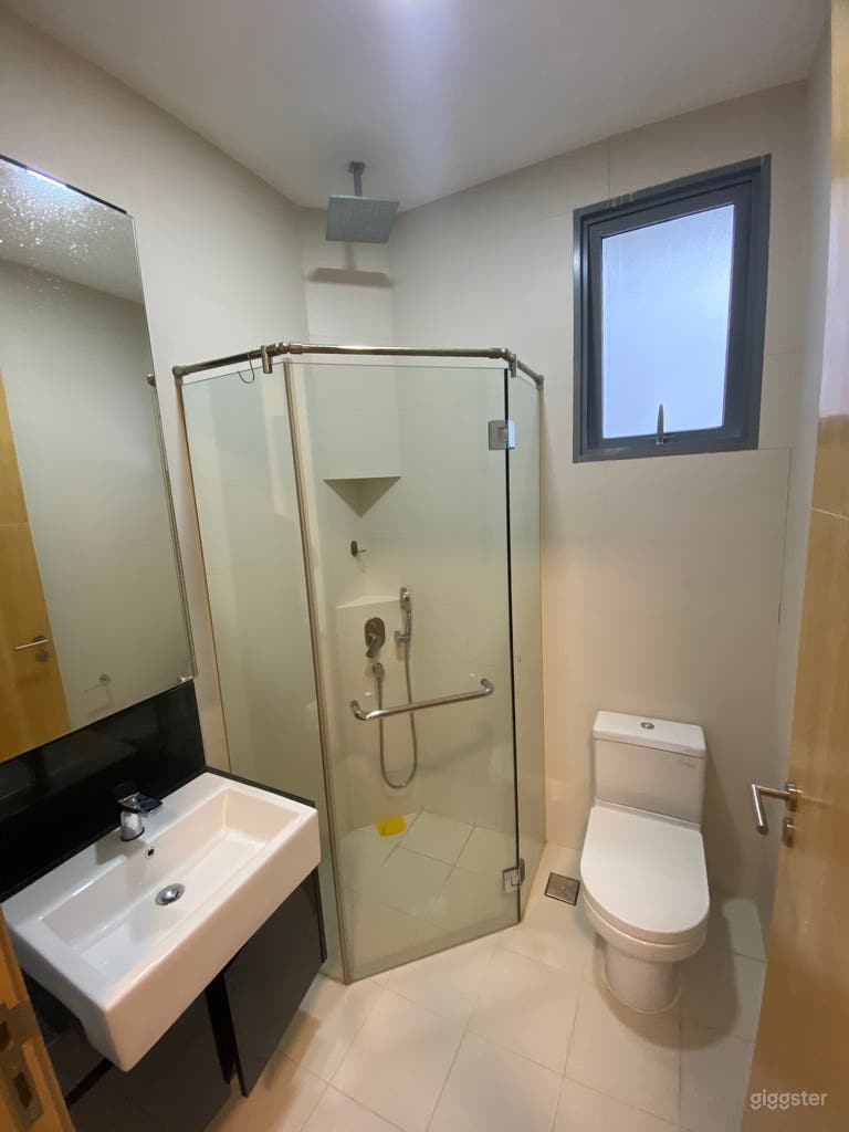  Apartamento Minimalista Moderno con Vistas Panorámicas a la Ciudad y Piscina 
