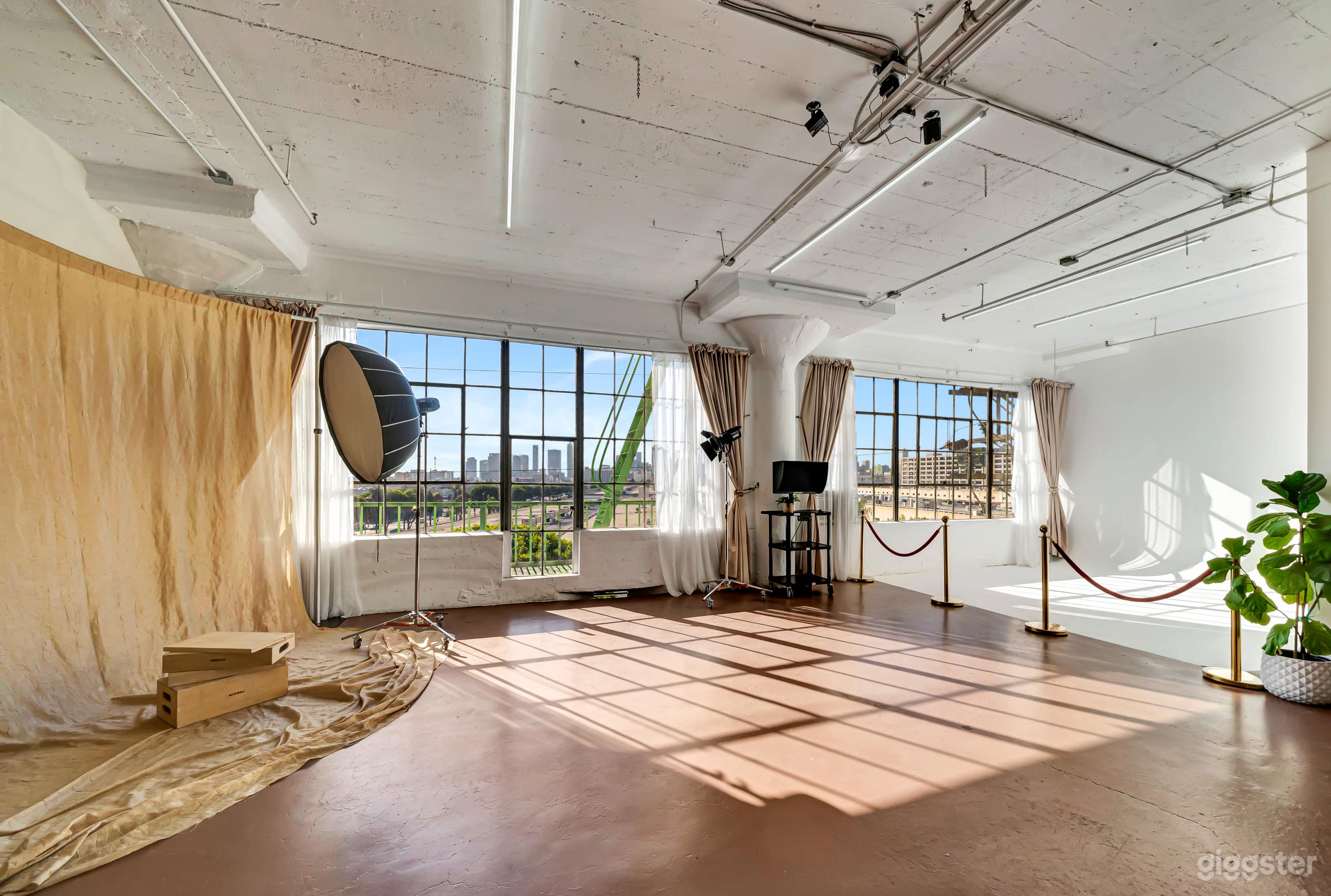 406: Natural Light Cyc Wall Studio + FREE LIGHTING Photo 1