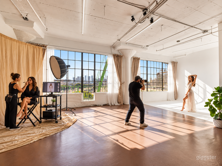  406: Natural Light Cyc Wall Studio + FREE LIGHTING 