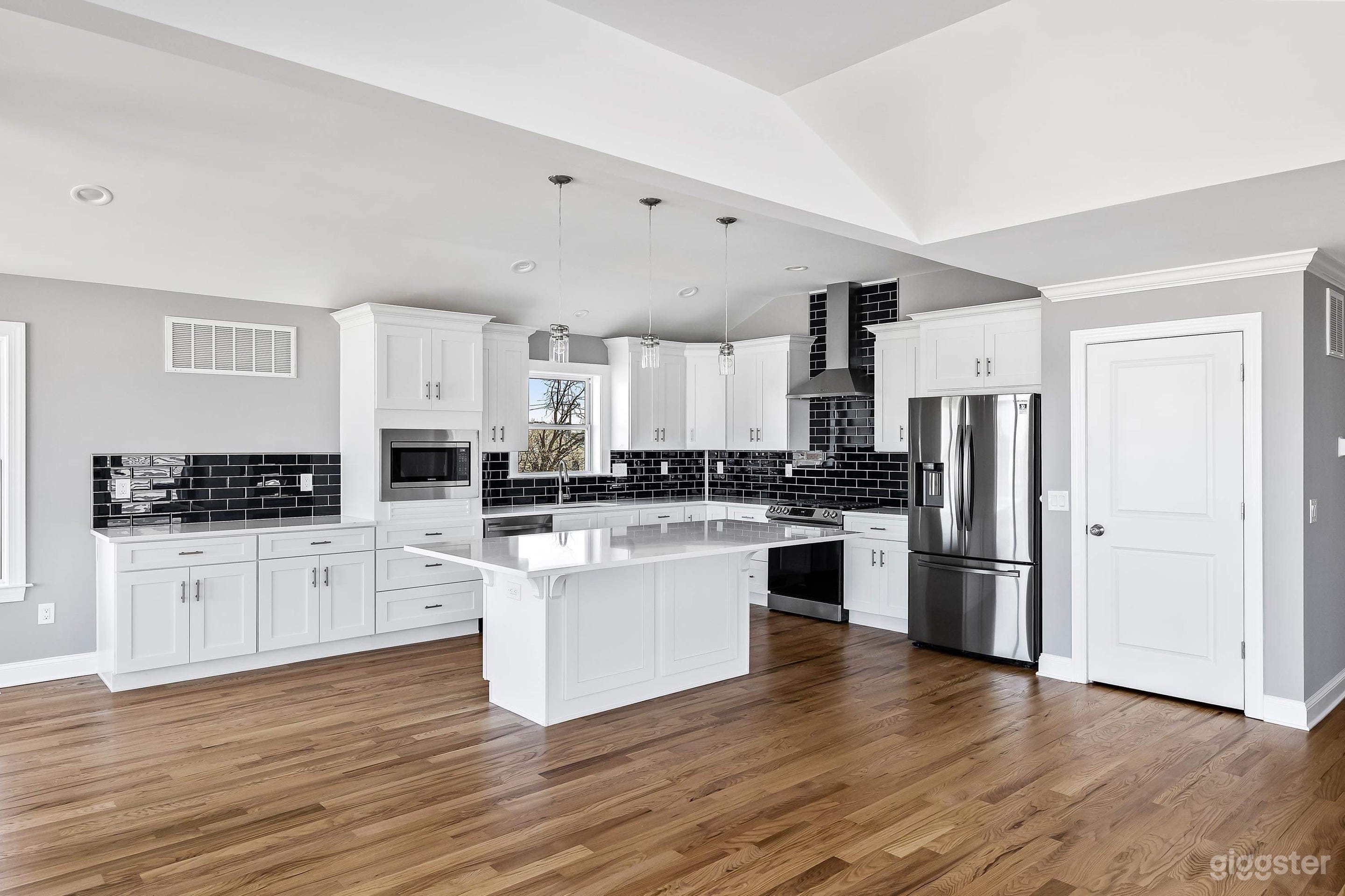 Island Beach House with Rooftop deck Photo 4