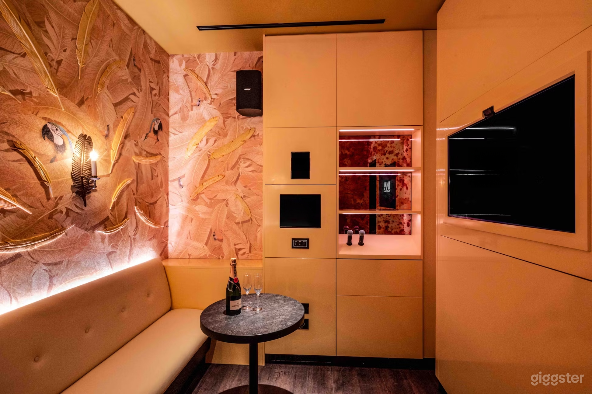 The Yellow Feather Room Photo 3