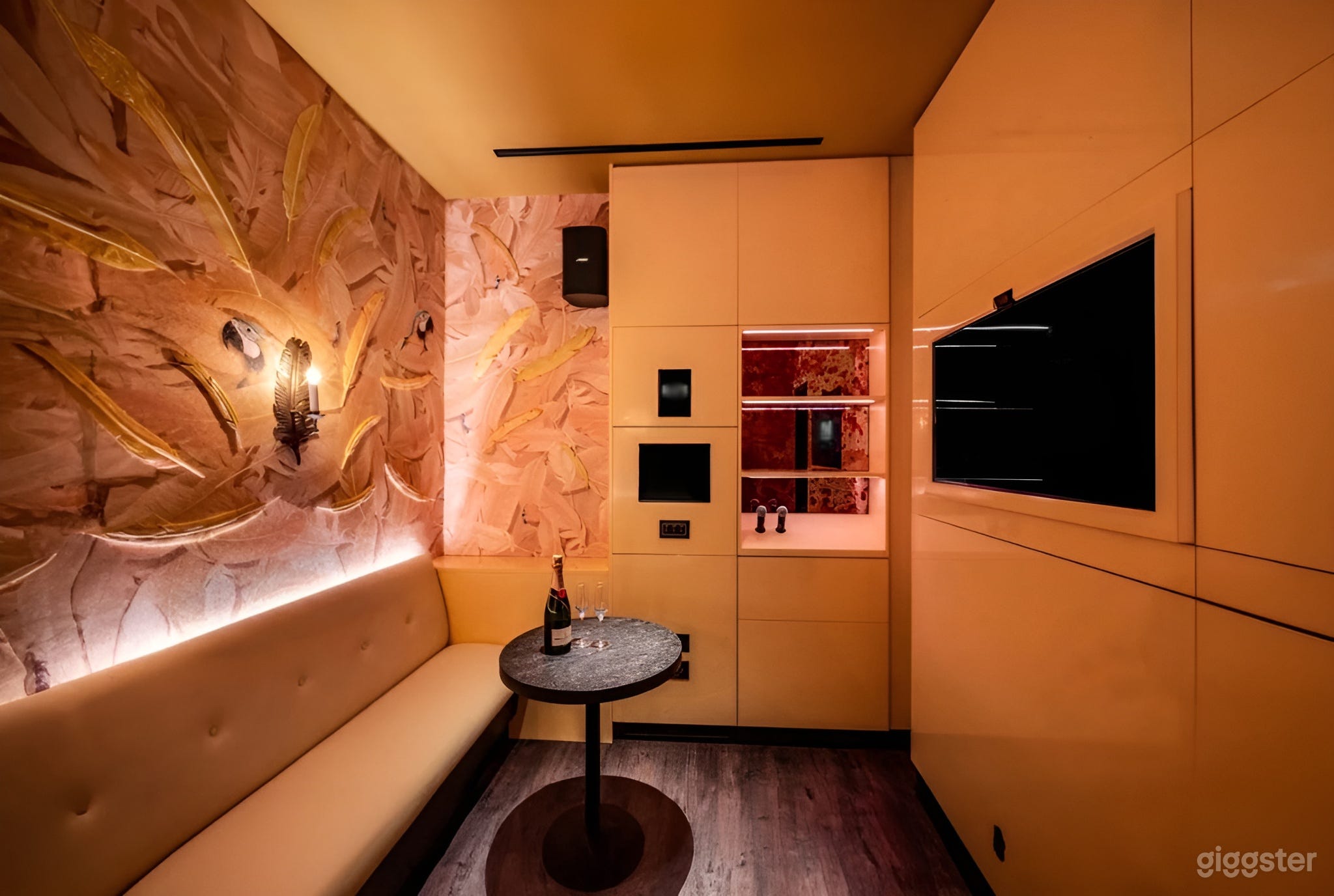 The Yellow Feather Room Photo 1