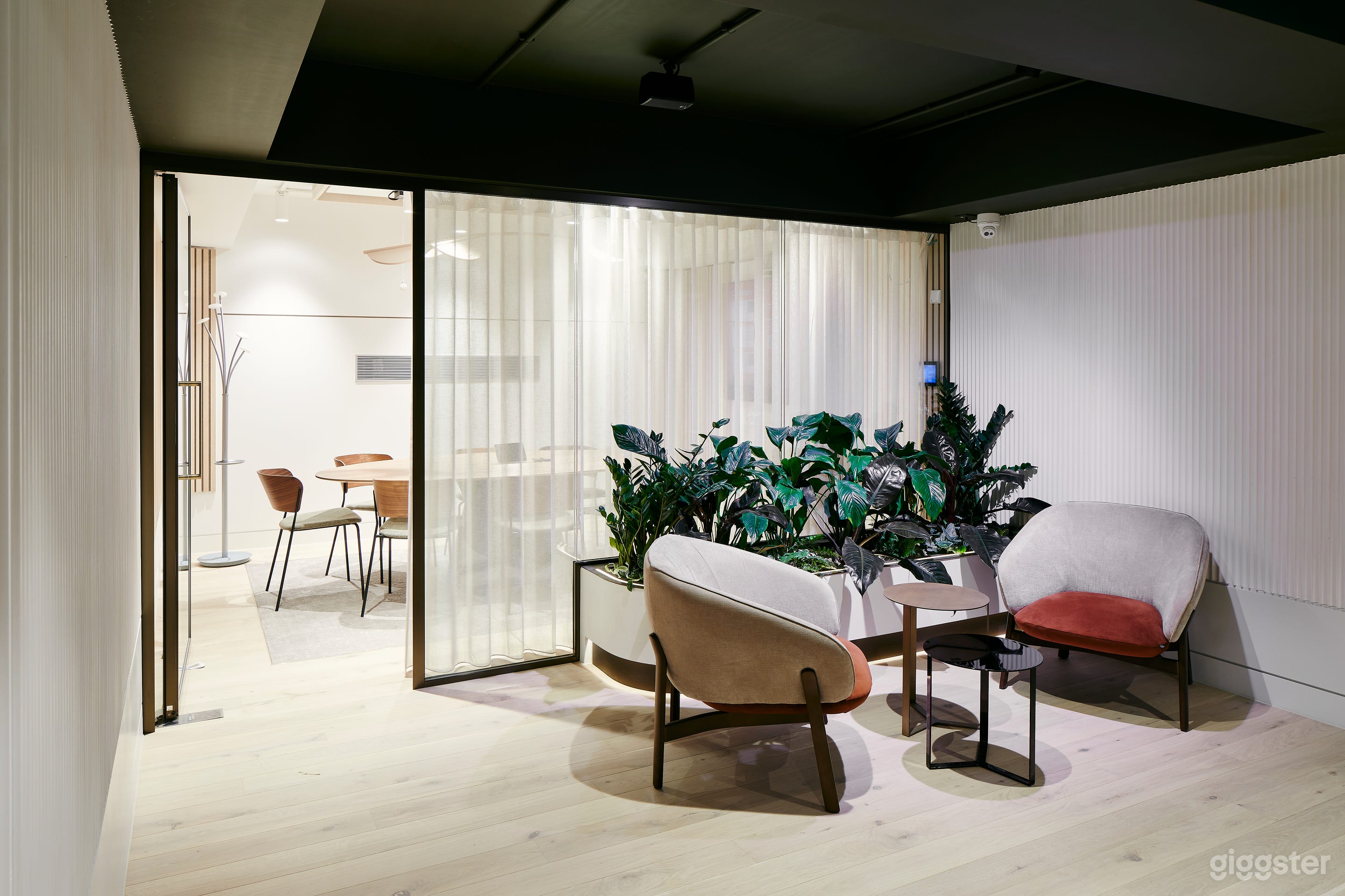 Modern Boardroom Space for up to 6 Photo 3