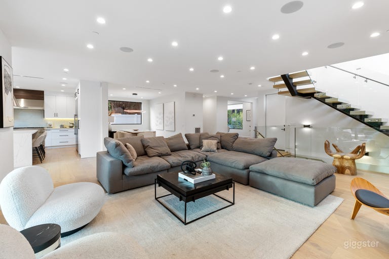  CURSON POLISHED SUBURBAN ESTATE/ POOL/ SKYLIT  