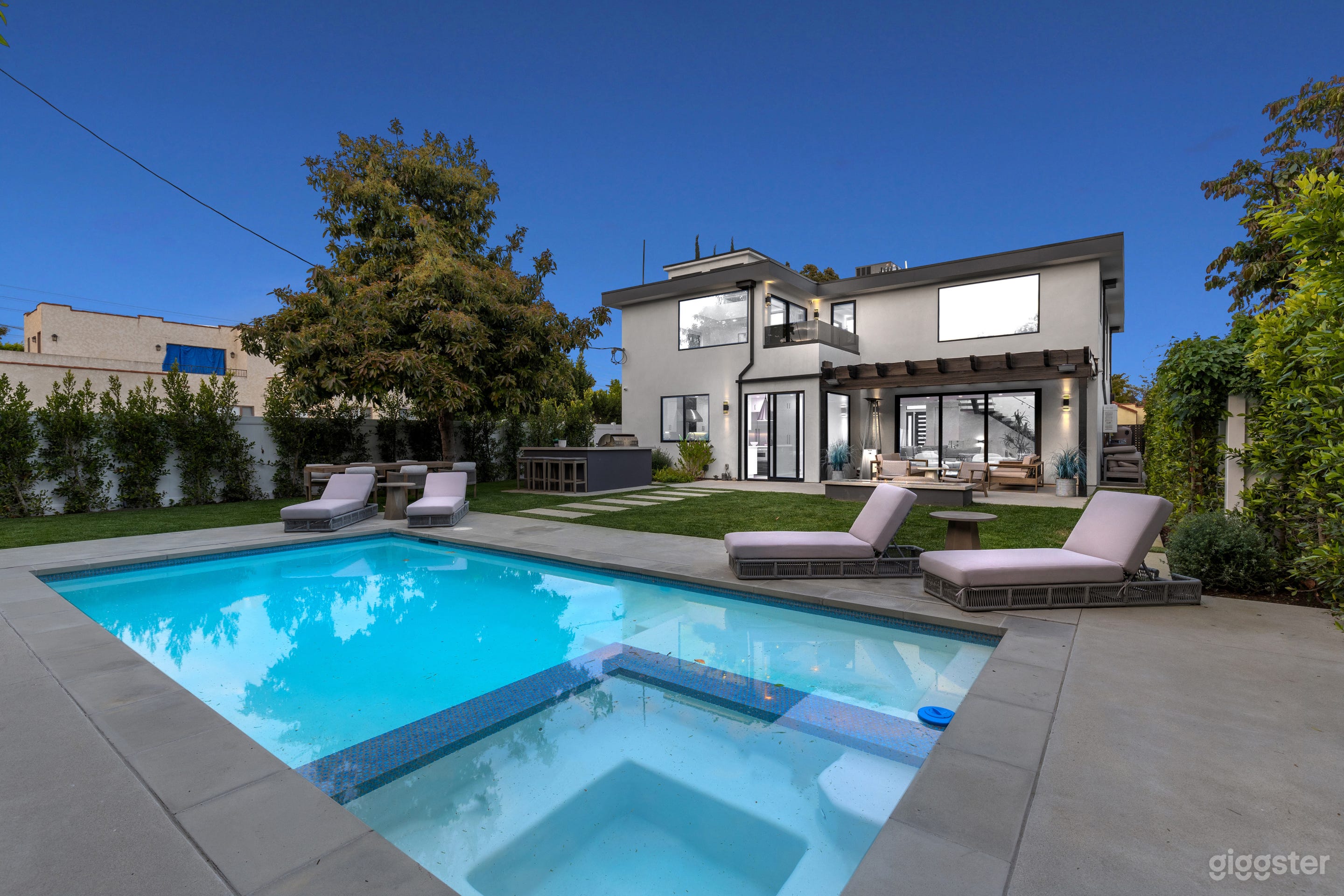 CURSON POLISHED SUBURBAN ESTATE/ POOL/ SKYLIT  Photo 2