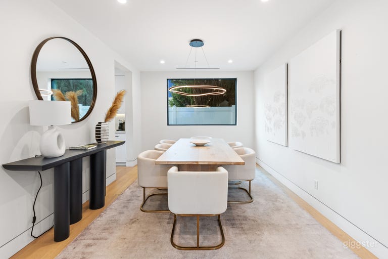  CURSON POLISHED SUBURBAN ESTATE/ POOL/ SKYLIT  