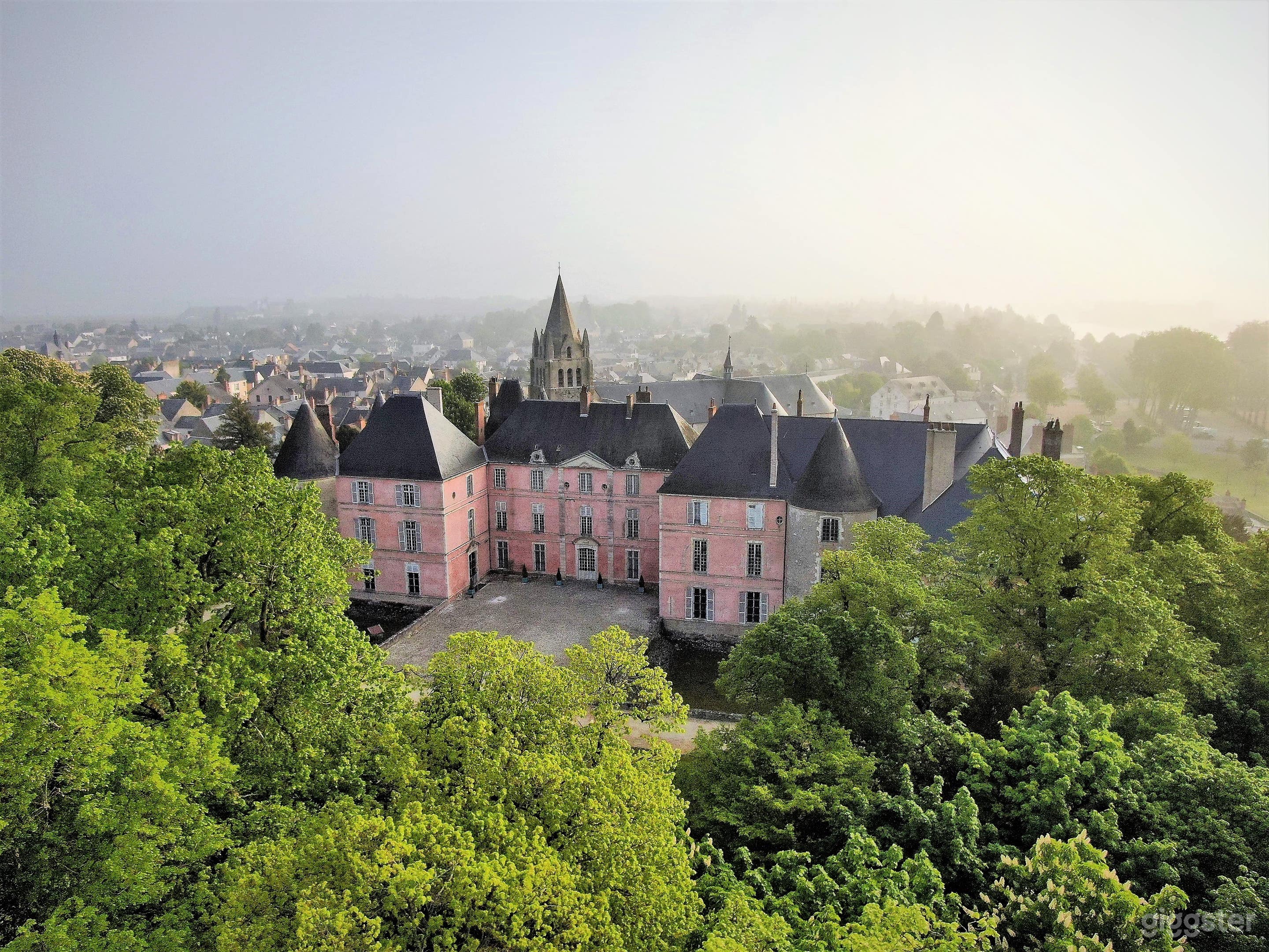 Photo de Chateau a double epoque chapelle neoclassique souterrains 1