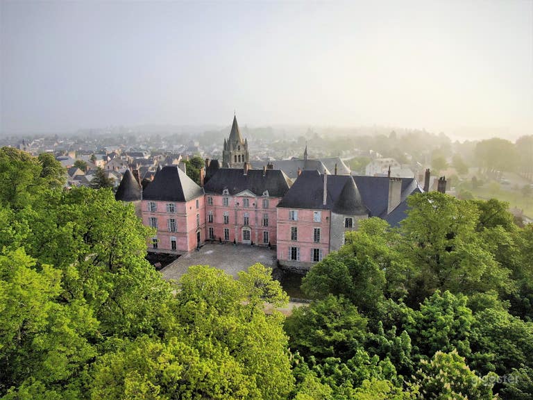  Chateau a double epoque chapelle neoclassique souterrains 