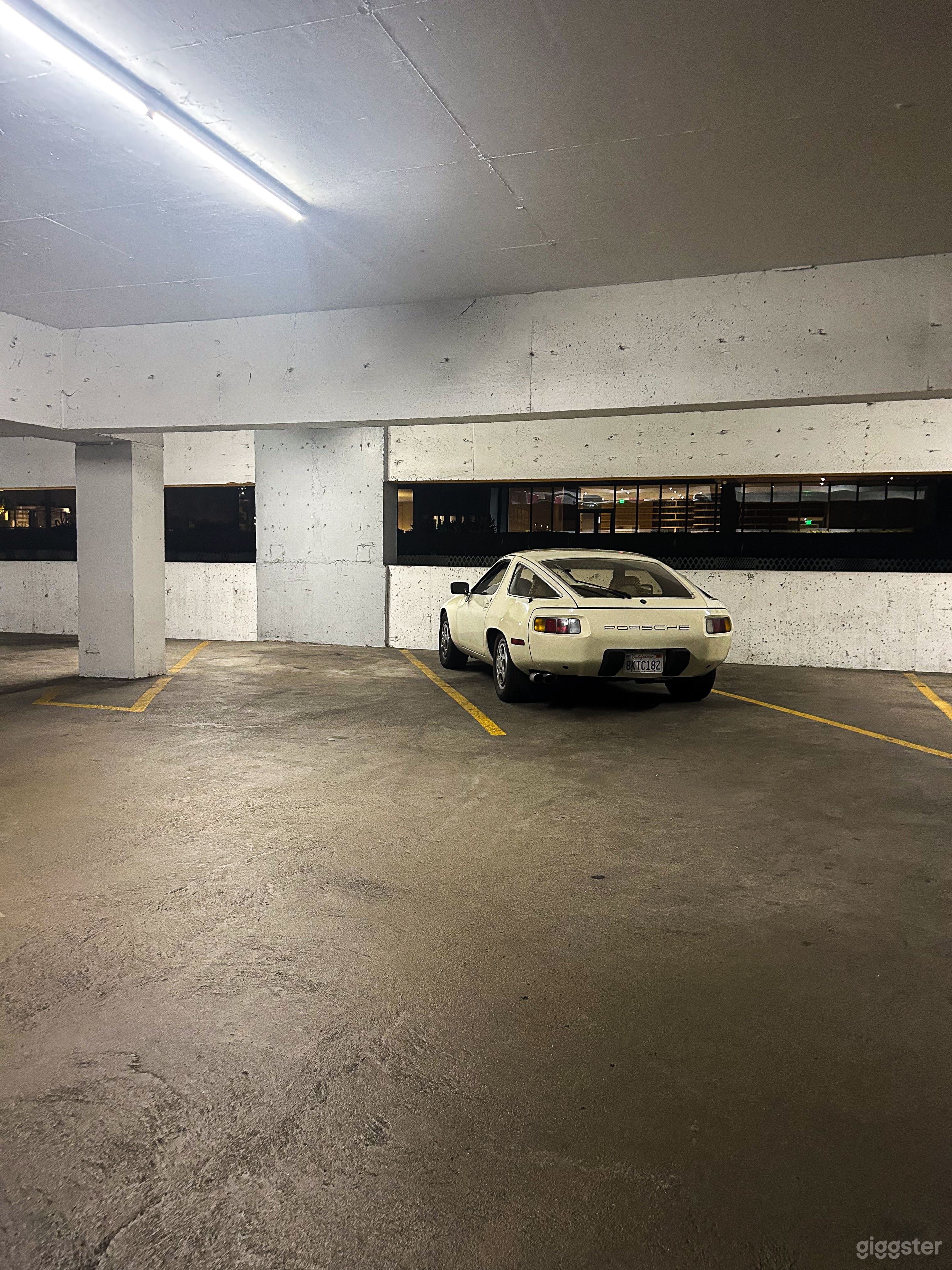 Off-white Porsche 928 - Scarface, Risky Business Photo 3