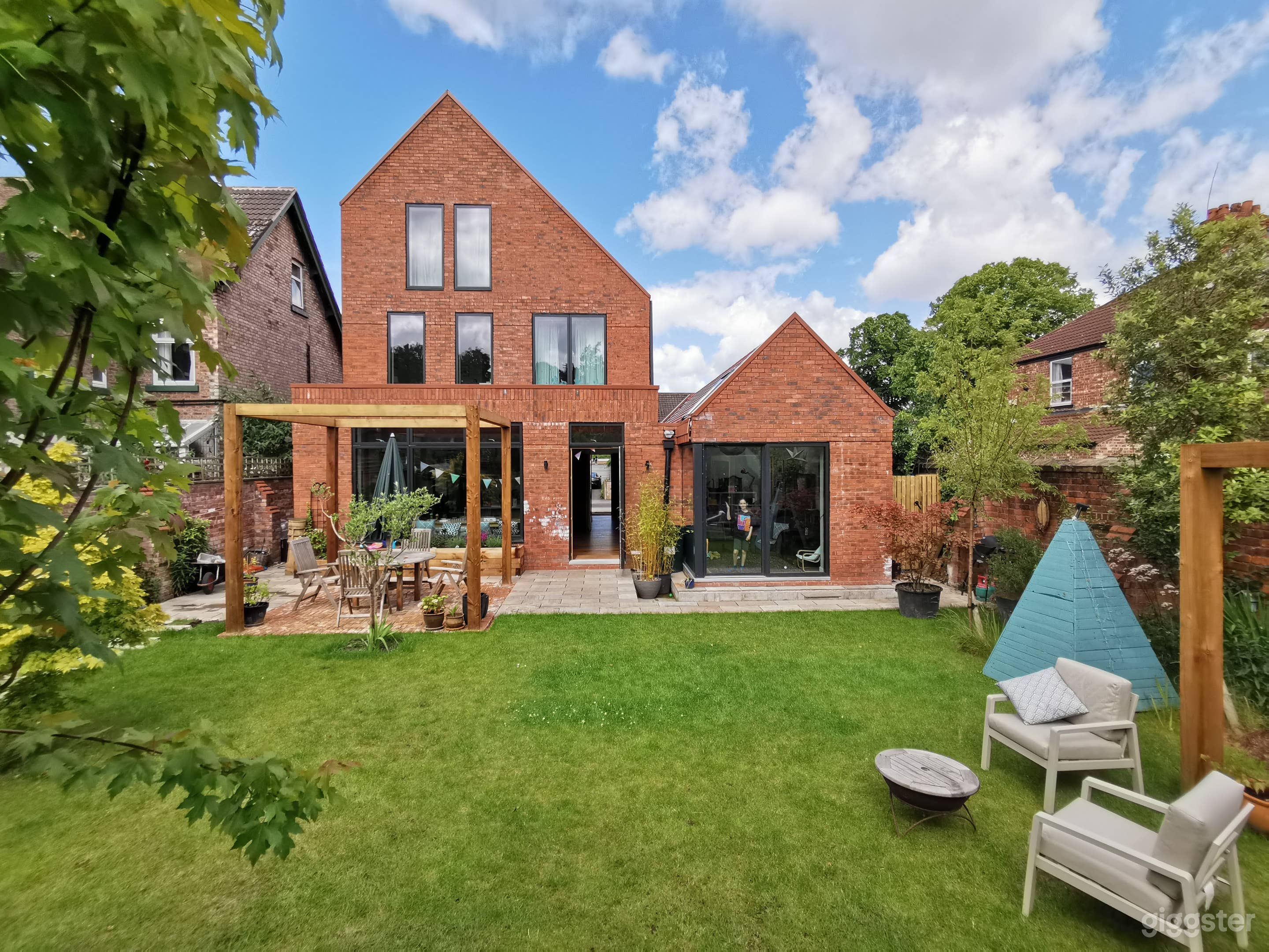 Spacious Scandinavian-Design House Within a Walled Garden Photo 1