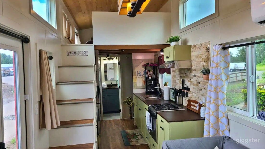 Luxurious Wallingford Model Tiny House Photo 2