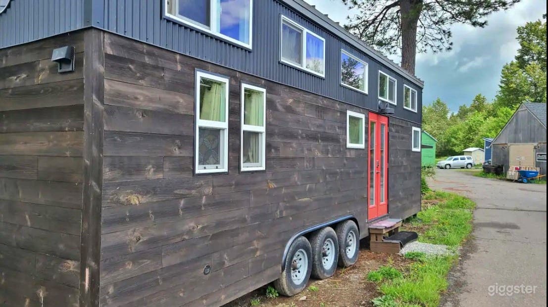 Luxurious Wallingford Model Tiny House Photo 1