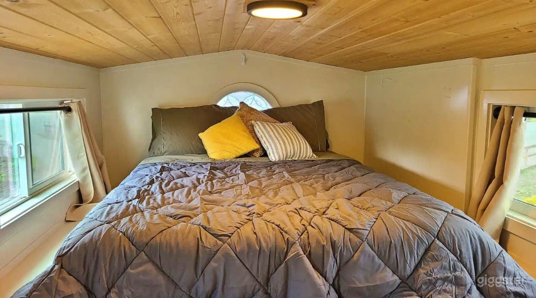 Luxurious Wallingford Model Tiny House Photo 4