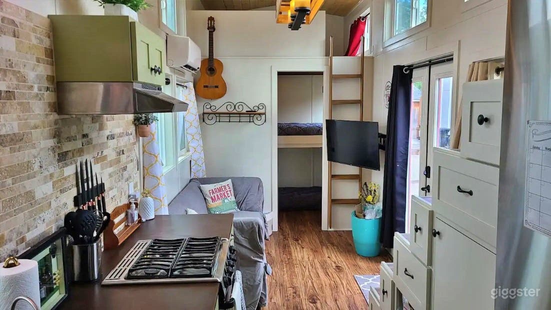 Luxurious Wallingford Model Tiny House Photo 3