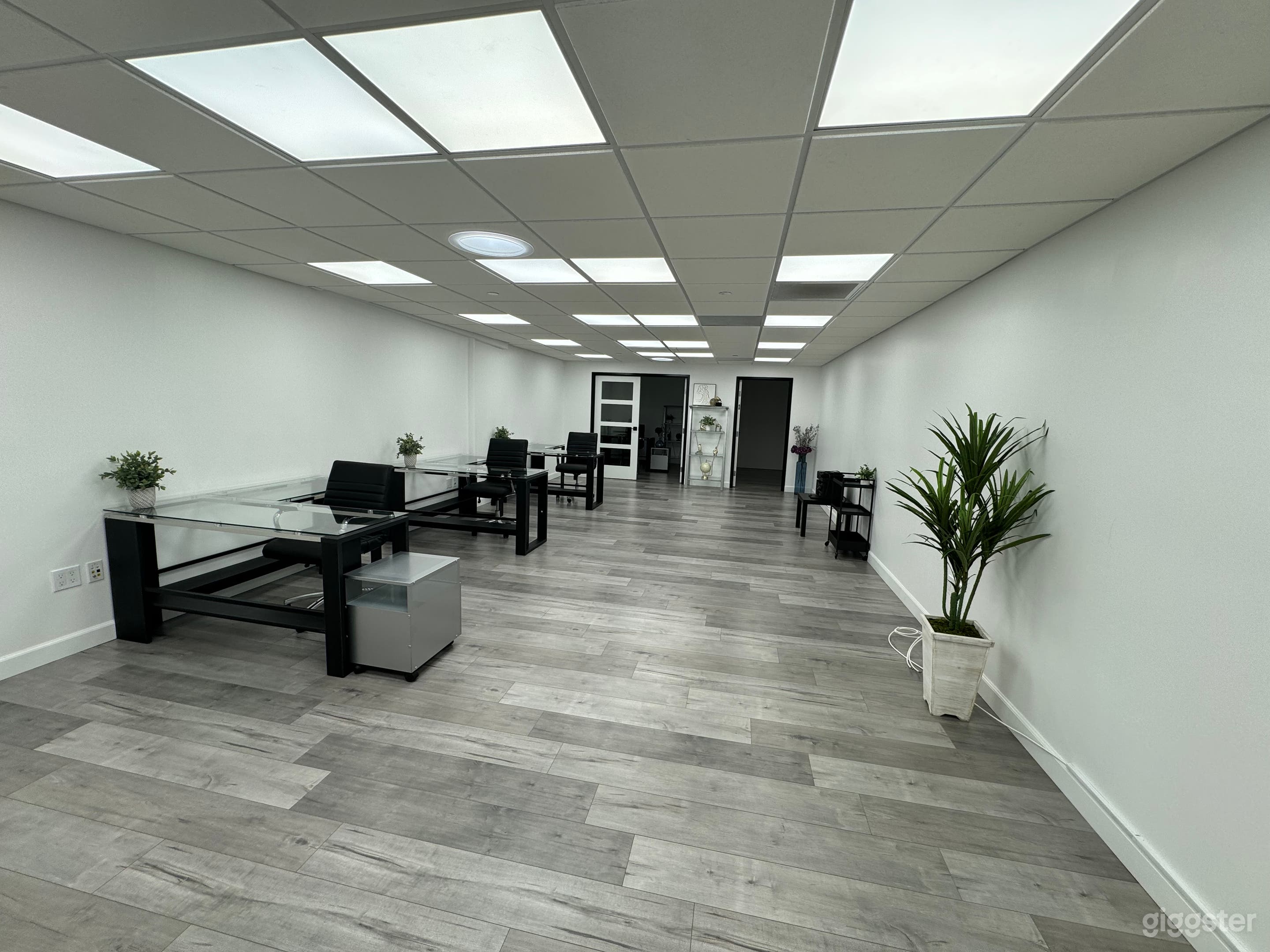 One of a kind modern office Photo 1