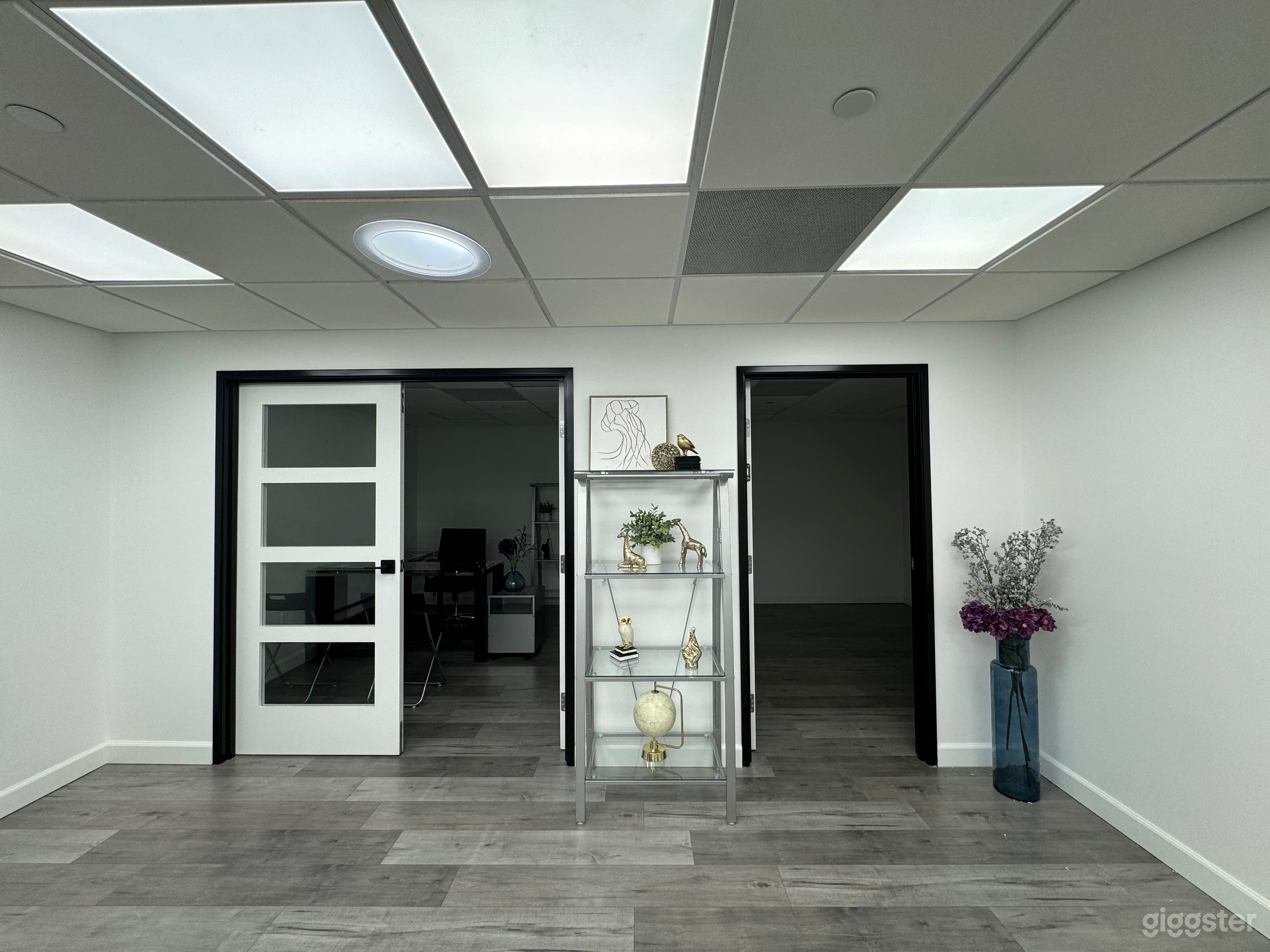 One of a kind modern office Photo 4