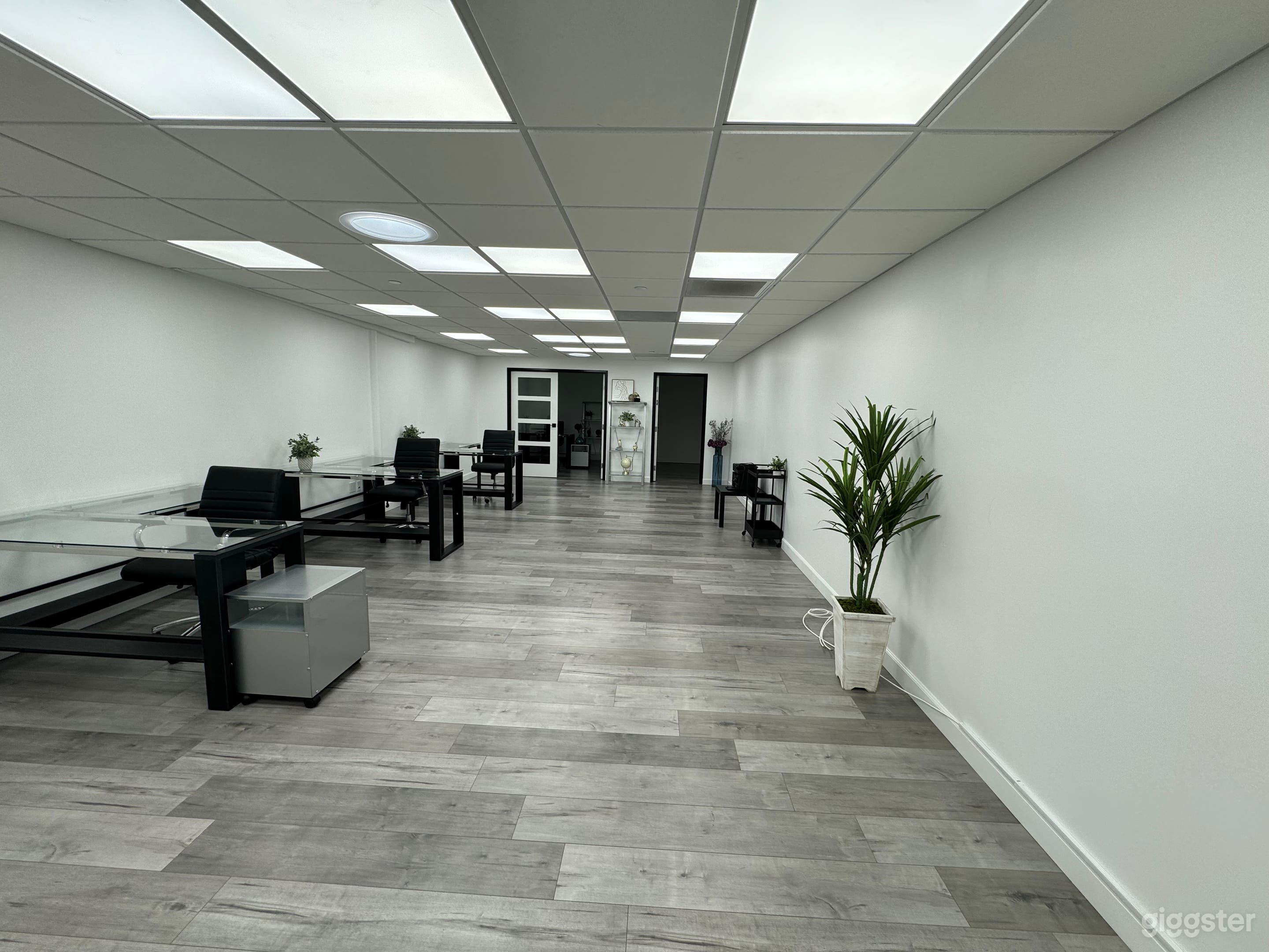 One of a kind modern office Photo 2