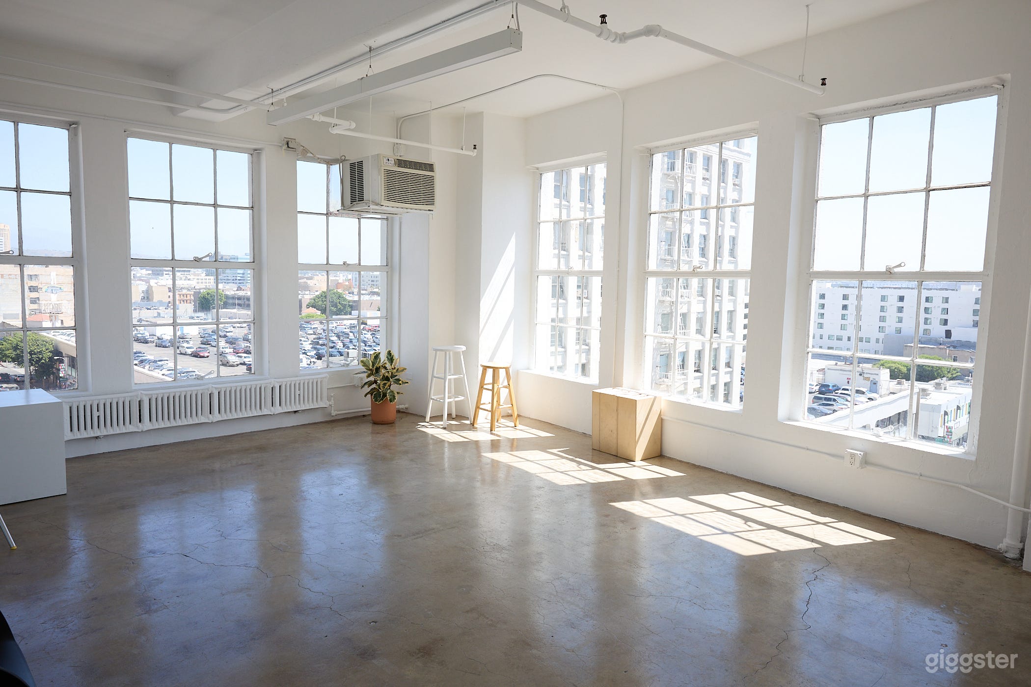 East and south facing windows get direct light all morning into the early afternoon and amazing soft light the entire afternoon. 