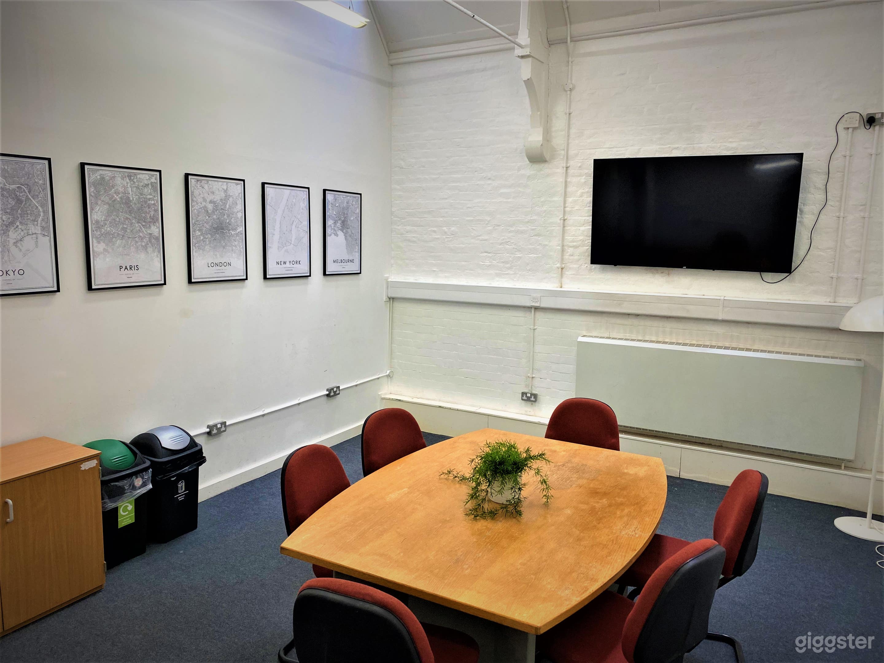Conference Room in London Photo 1