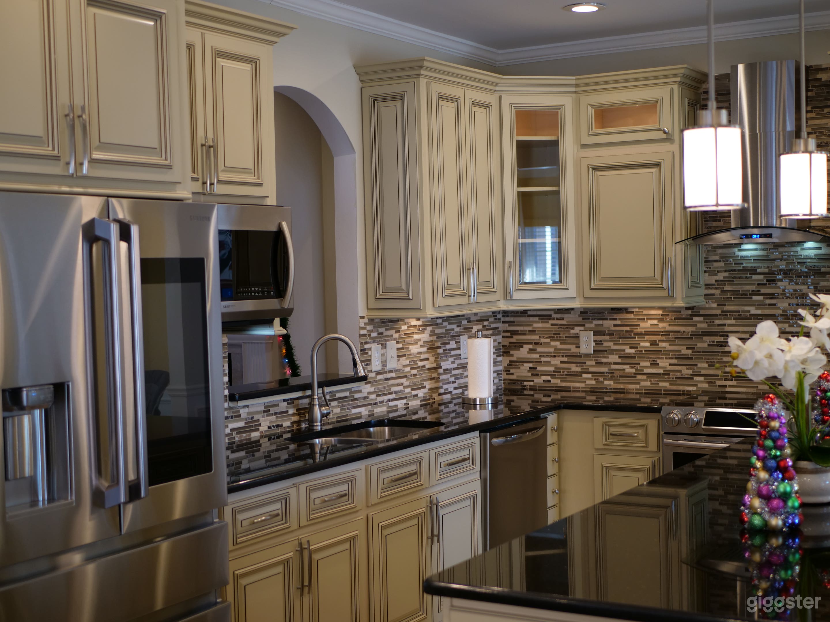      BEAUTIFUL WOOD  
 KITCHEN CABINETS WITH 
             GRANITE 