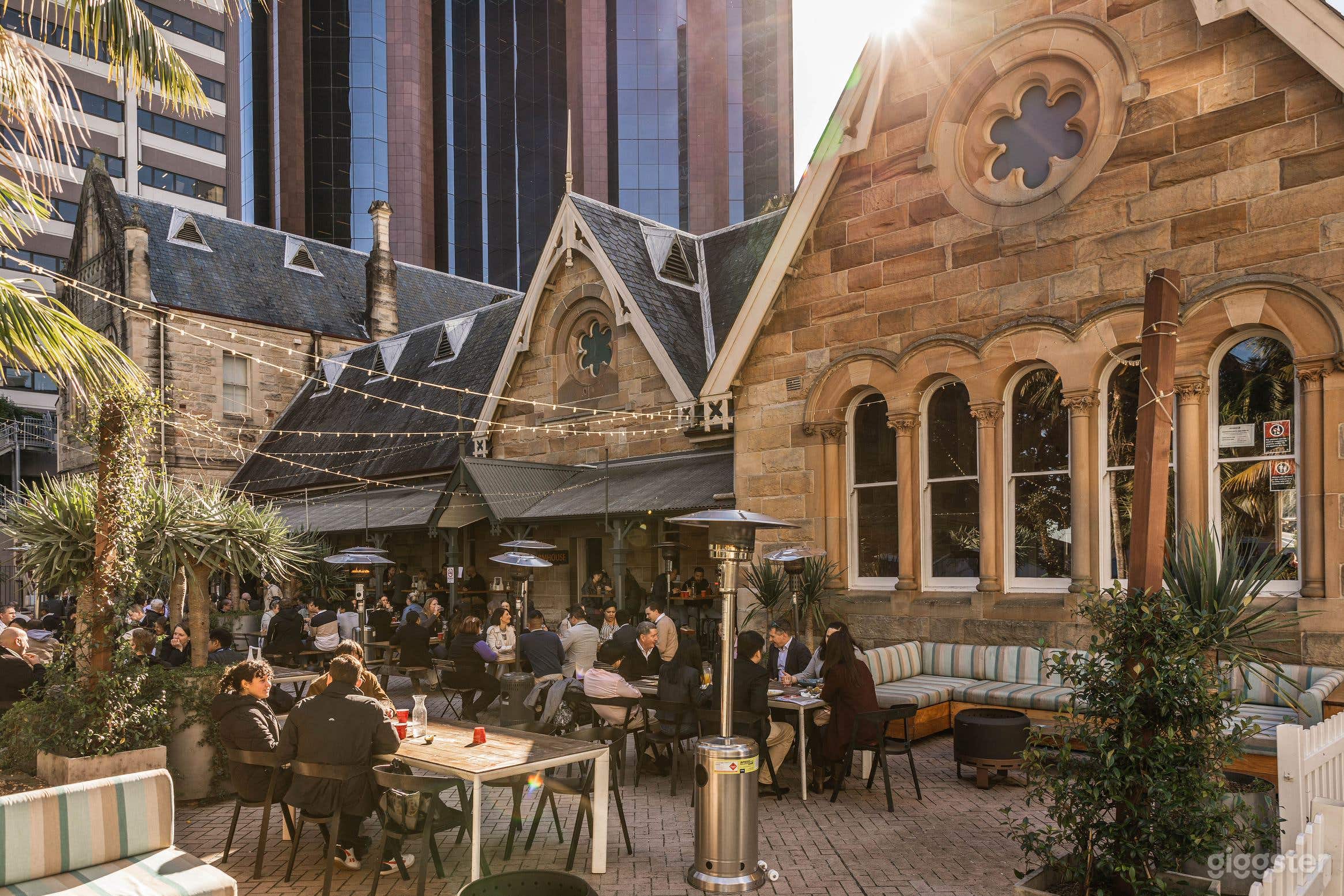 The Southern Courtyard features
outdoor picnic tables, Will Dangar
designed gardens, fairy lights, and
awnings.
