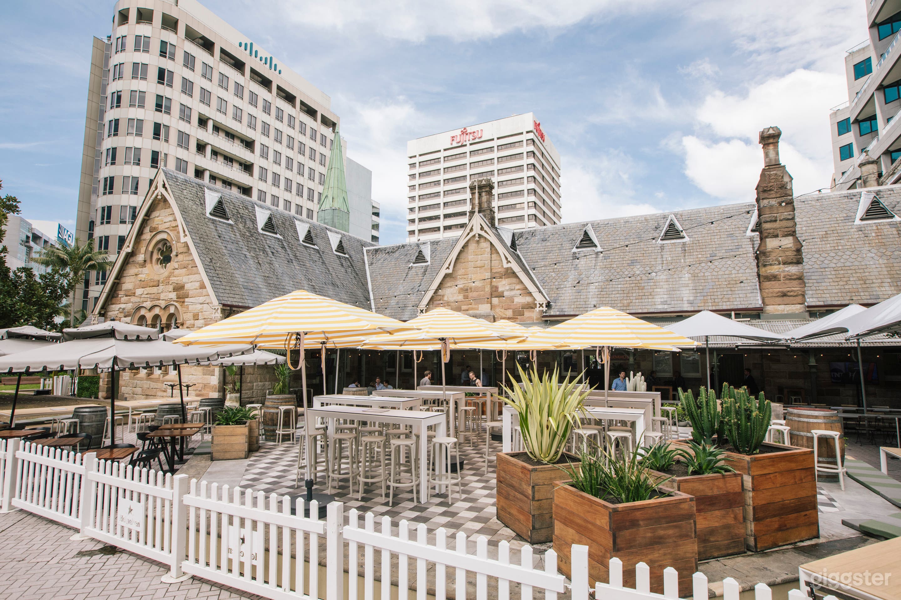 The Northern Courtyard is drenched with
sunlight all day and offers sunset glimpses
in the early evening.
Surrounded by three sandstone walls