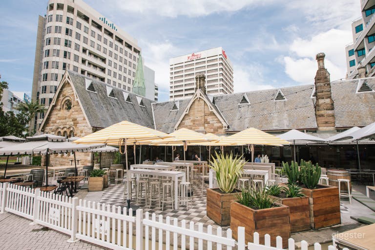  The Northern Courtyard is drenched with
sunlight all day and offers sunset glimpses
in the early evening.
Surrounded by three sandstone walls 