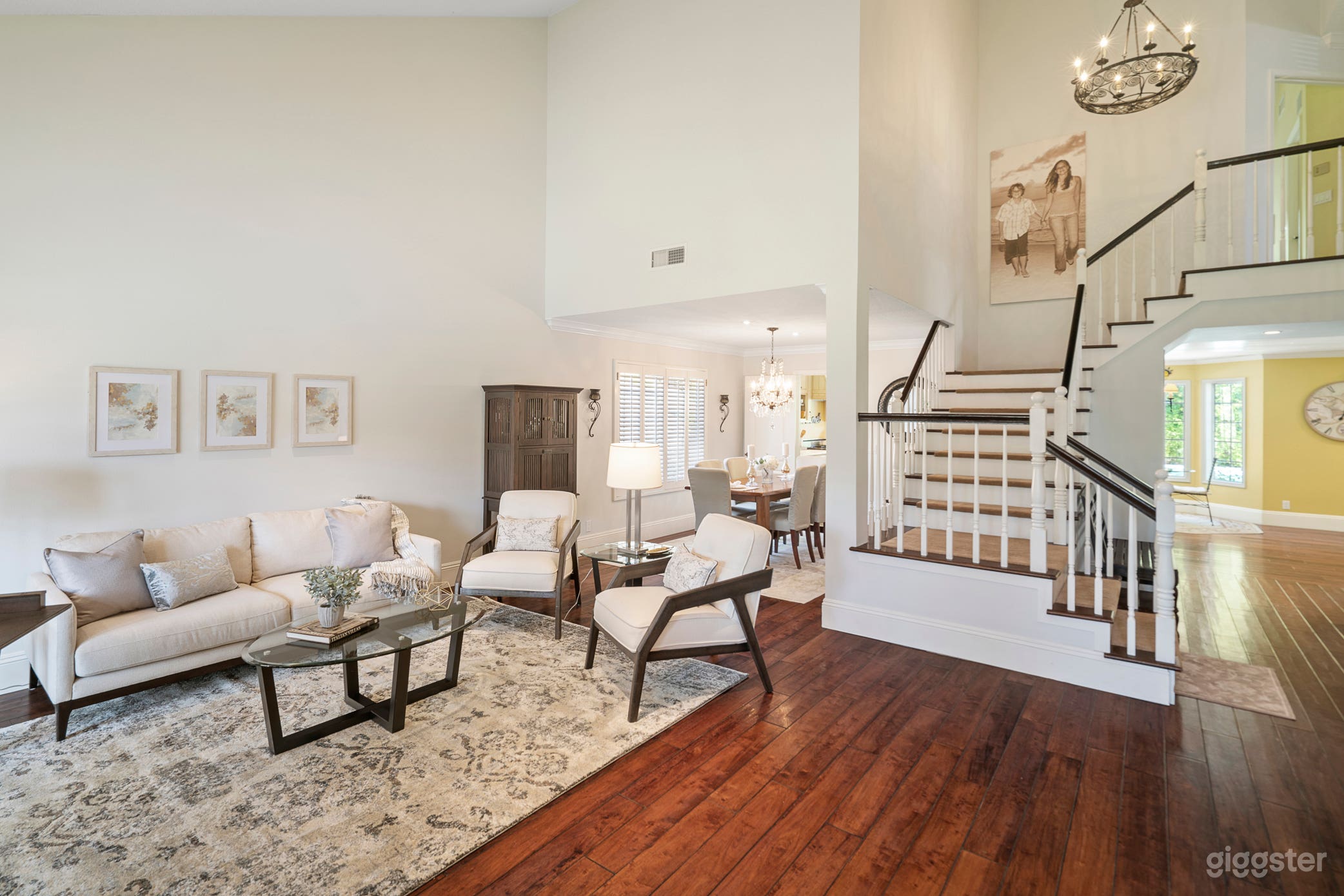 Wide open living and ding with vaulted ceiling