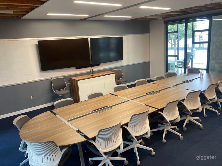  Spacious, Creative Meeting Room 