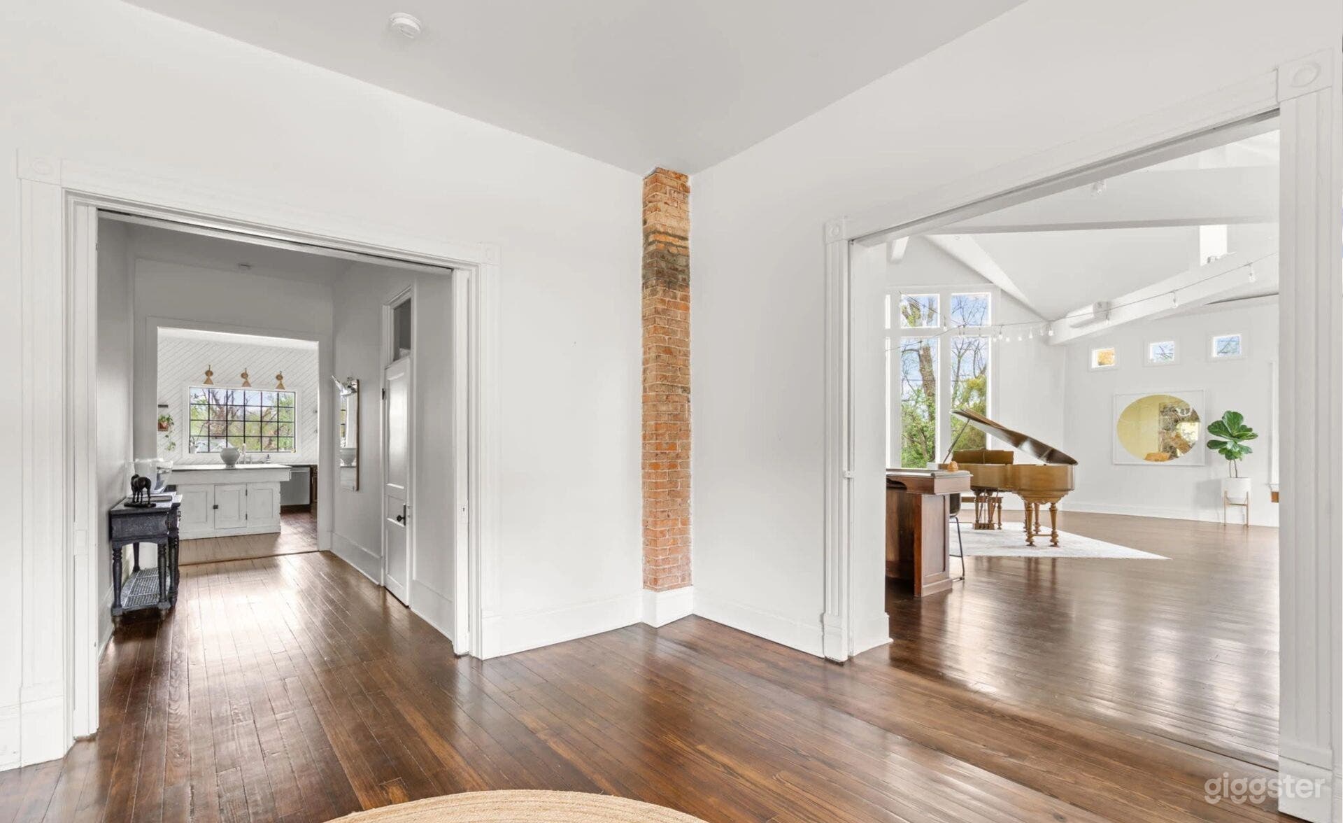 Sophisticated Large Event Space with Bar Photo 4