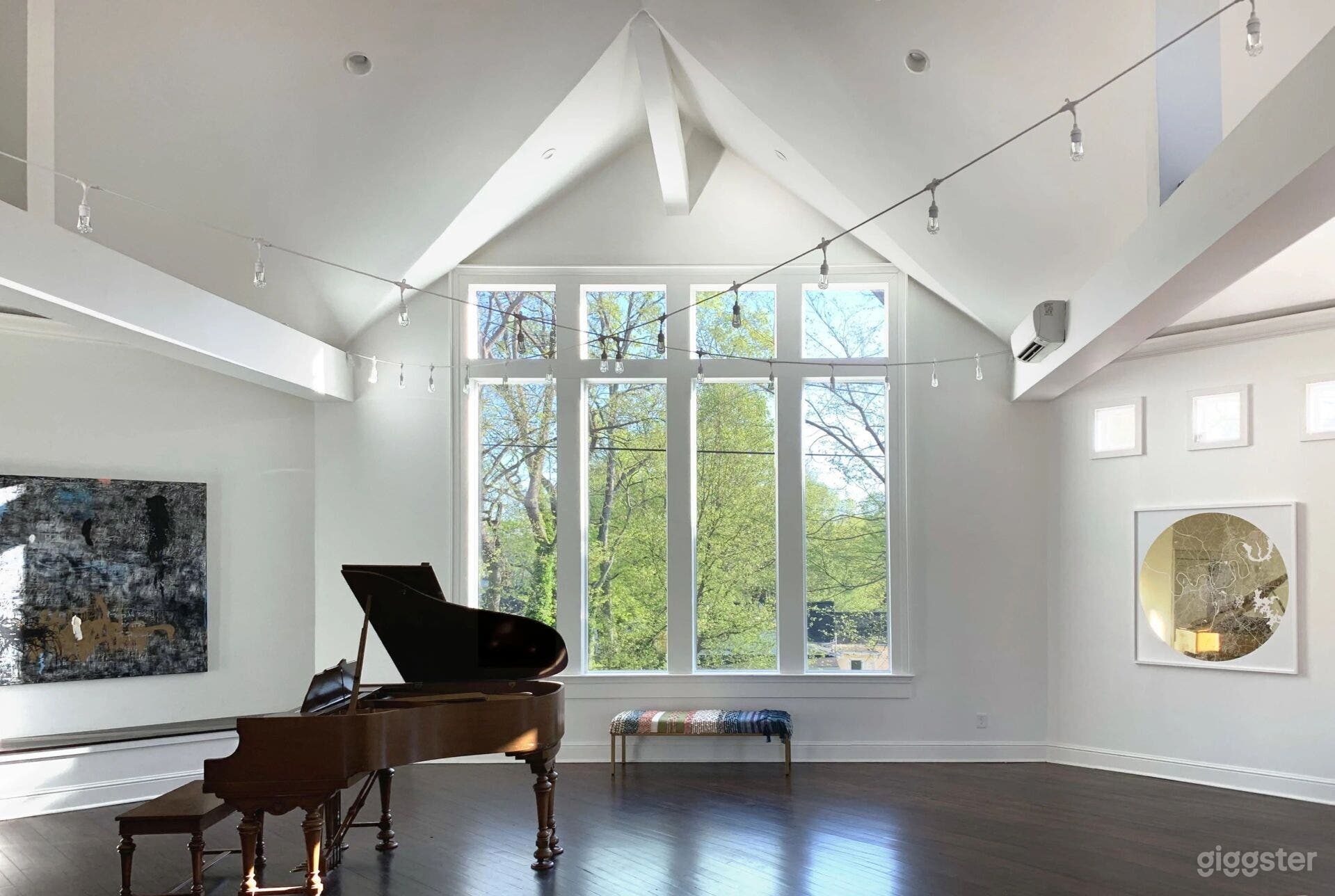 Sophisticated Large Event Space with Bar Photo 1