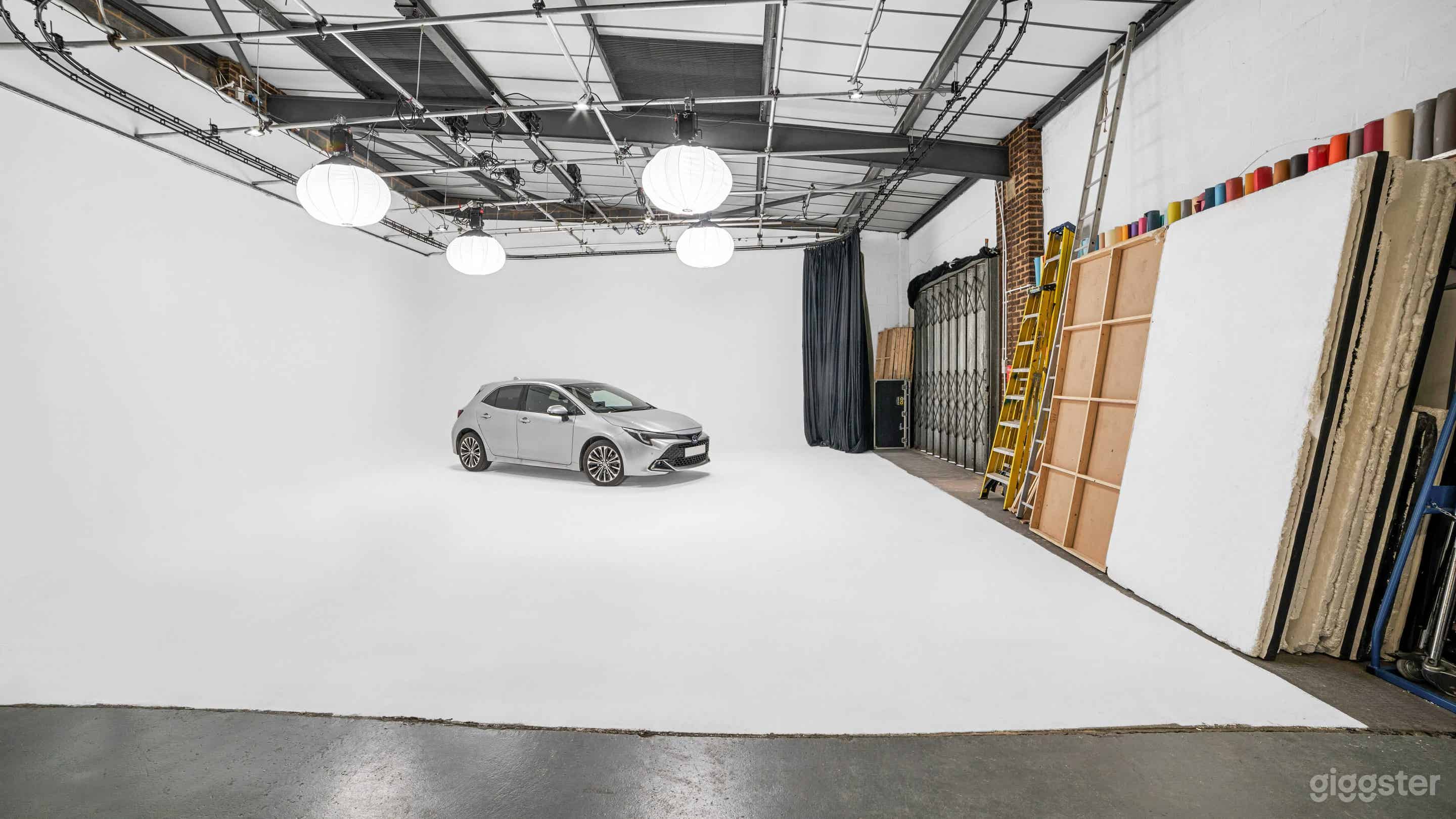 Hire Photo Studio and Film Studio Photo 3