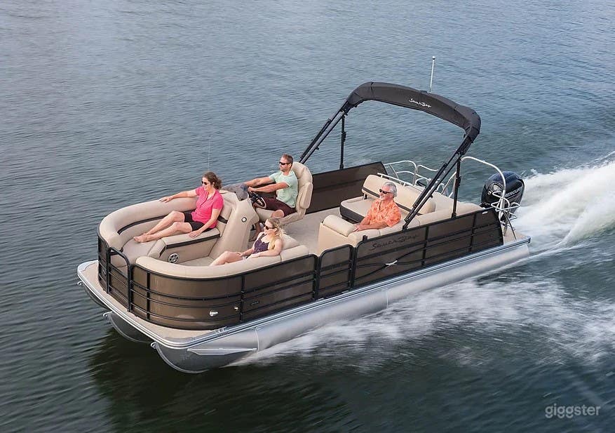 Luxurious Utility Boat Photo 3