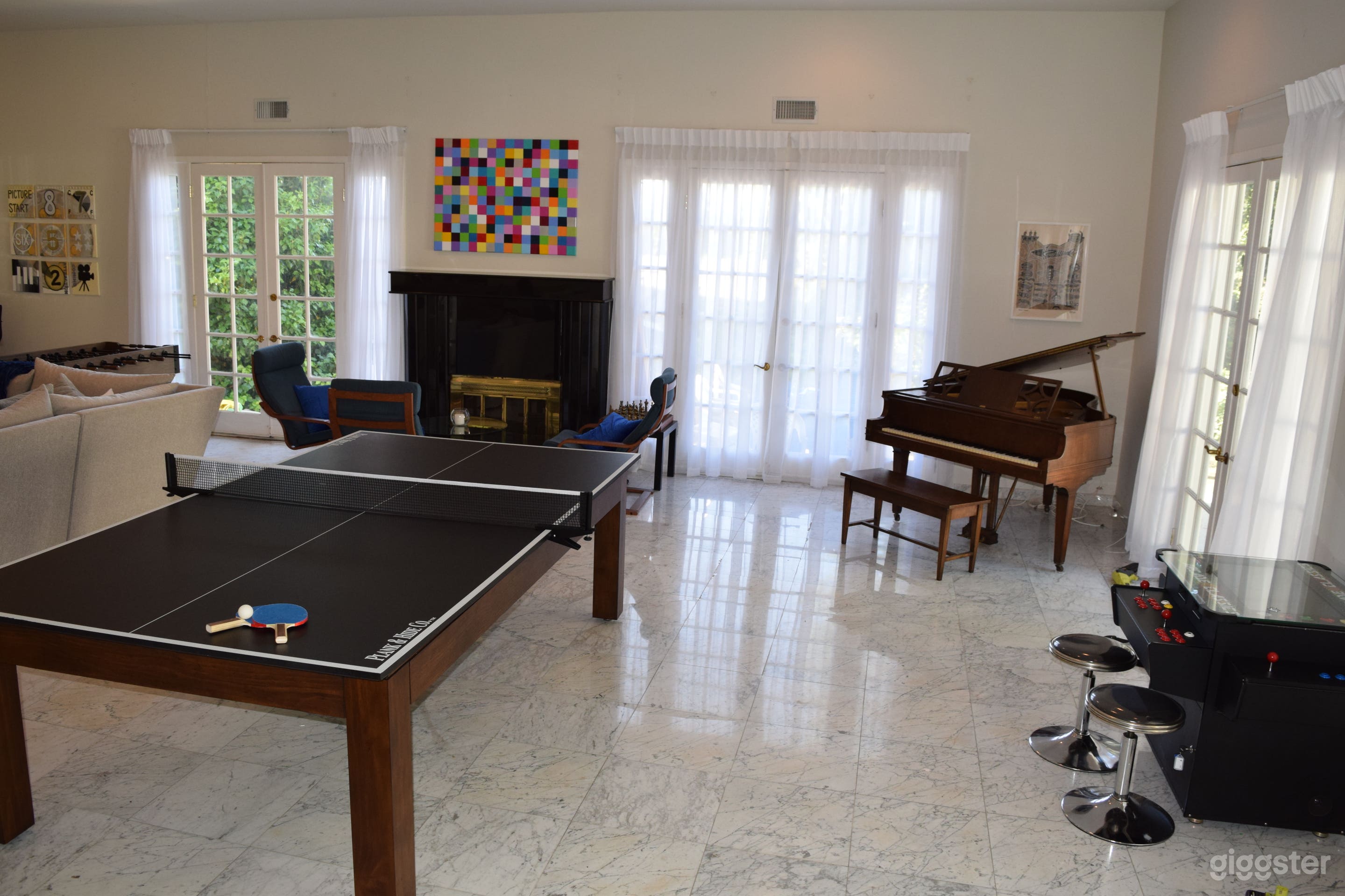 Huge Entertainer's Living Room + Outdoor Pool Area Photo 4