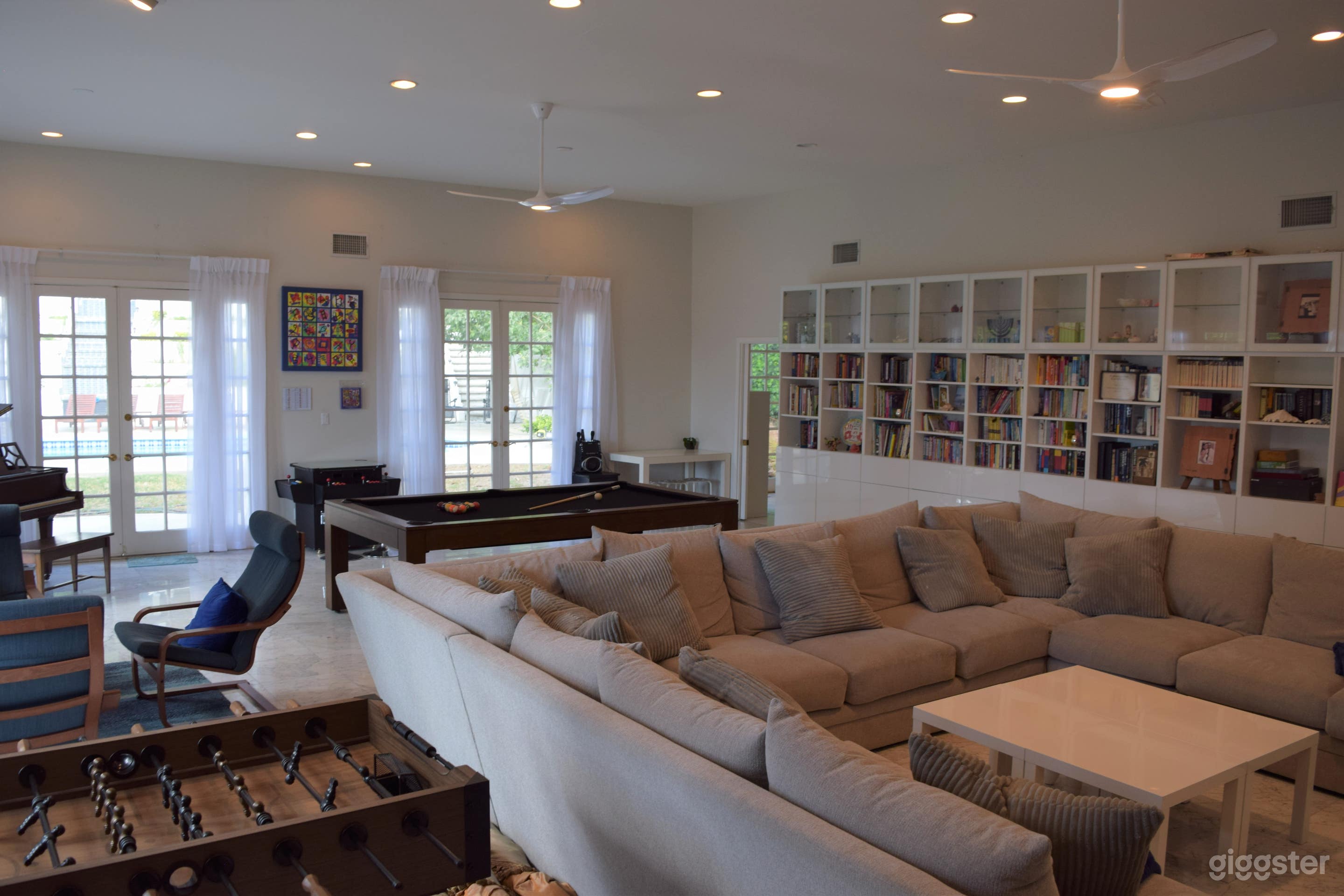 Huge Entertainer's Living Room + Outdoor Pool Area Photo 2