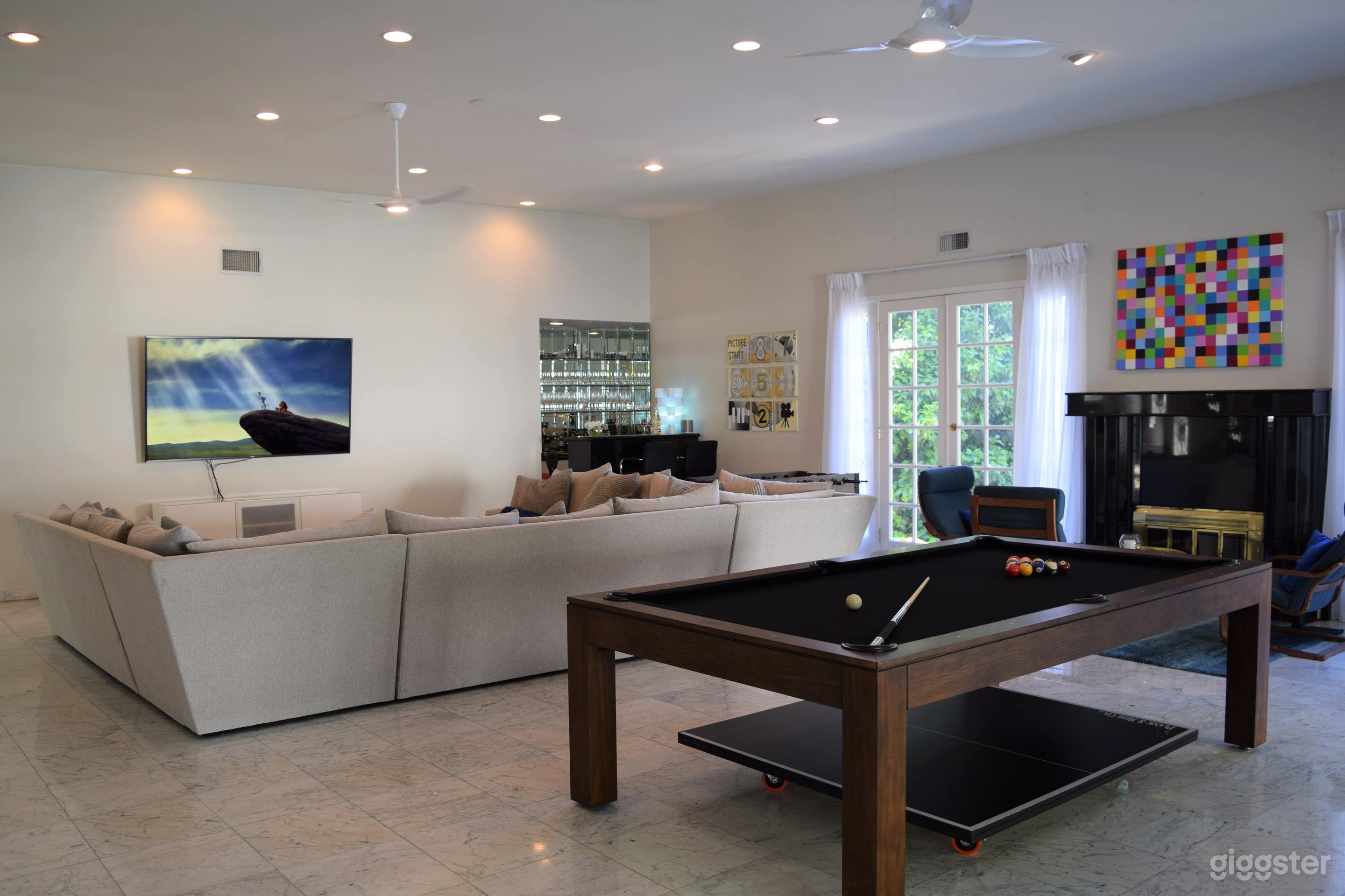 Huge Entertainer's Living Room + Outdoor Pool Area Photo 3