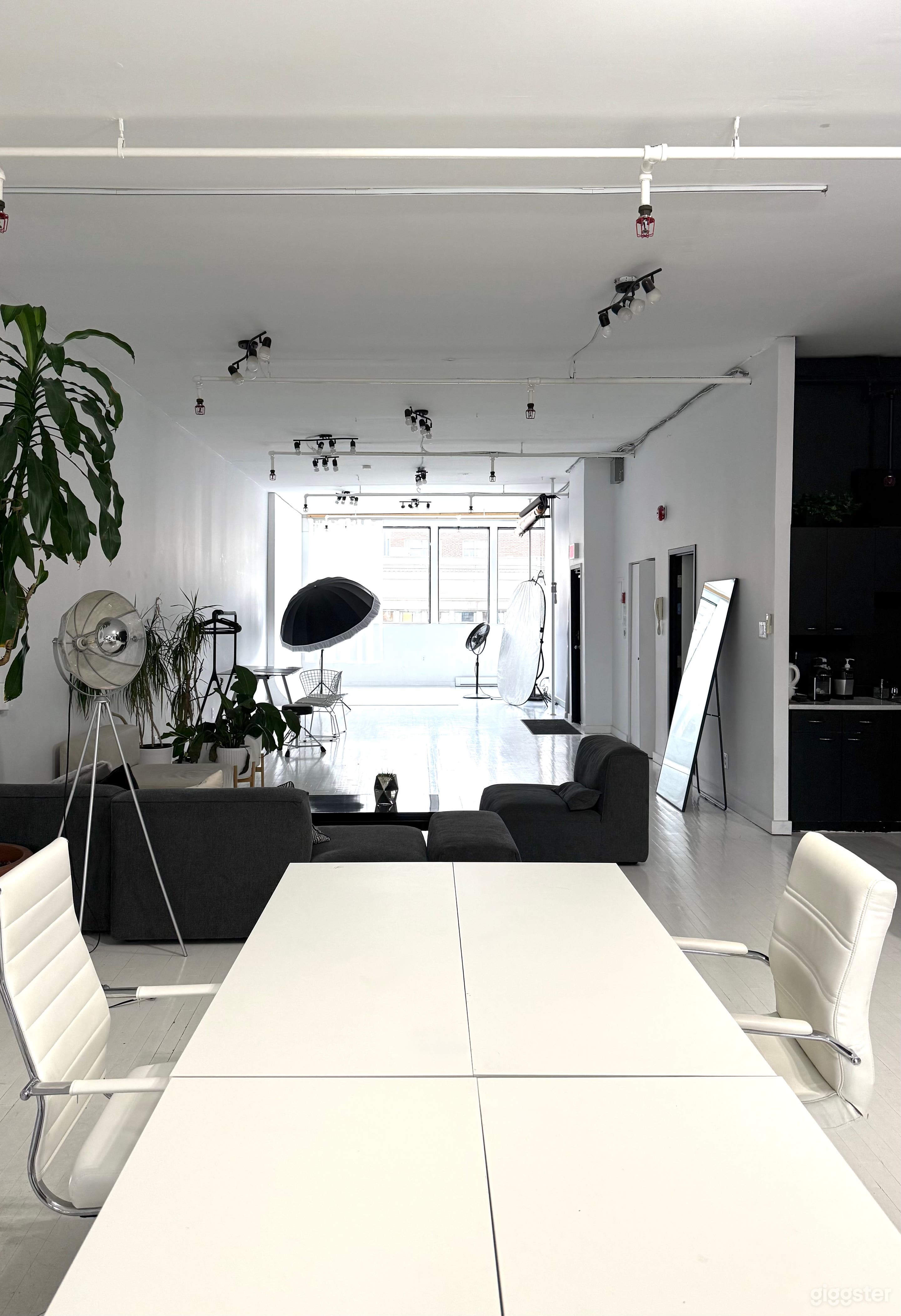 Studio lumineux avec cyclorama | Boul. St-Laurent Photo 3
