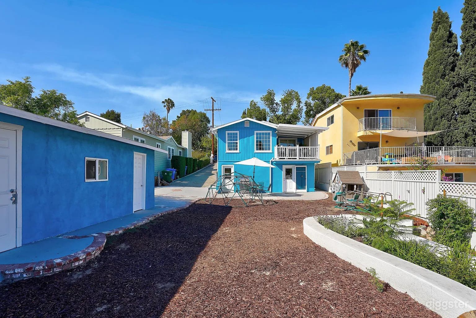 MASSIVE YARD in the heart of Los Angeles! Photo 2