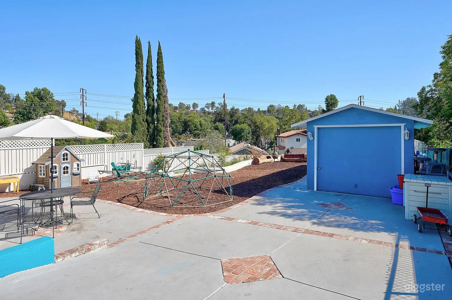 MASSIVE YARD in the heart of Los Angeles! Photo 3