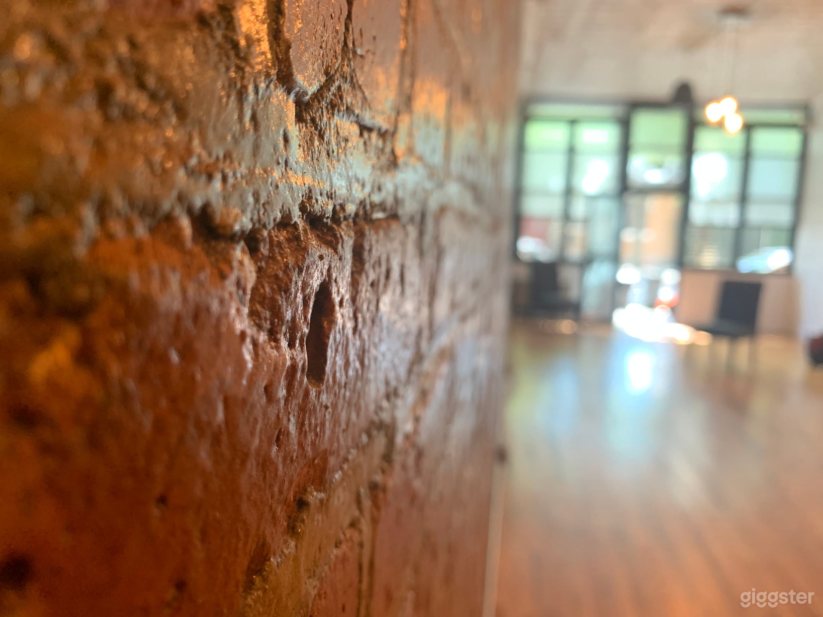 Beautiful exposed brick, Main room
